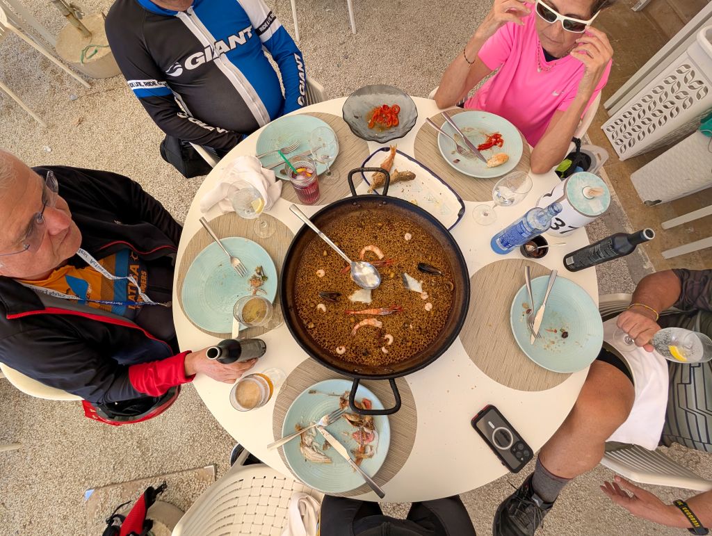 Tavola apparecchiata con paella valenciana e tapas tipiche