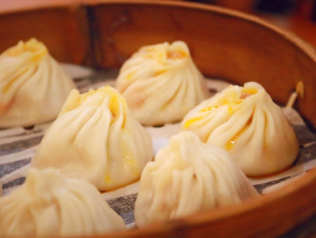 Cestello di bambù con xiao long bao fumanti, street-food tipico di Shanghai da assaggiare in un viaggio