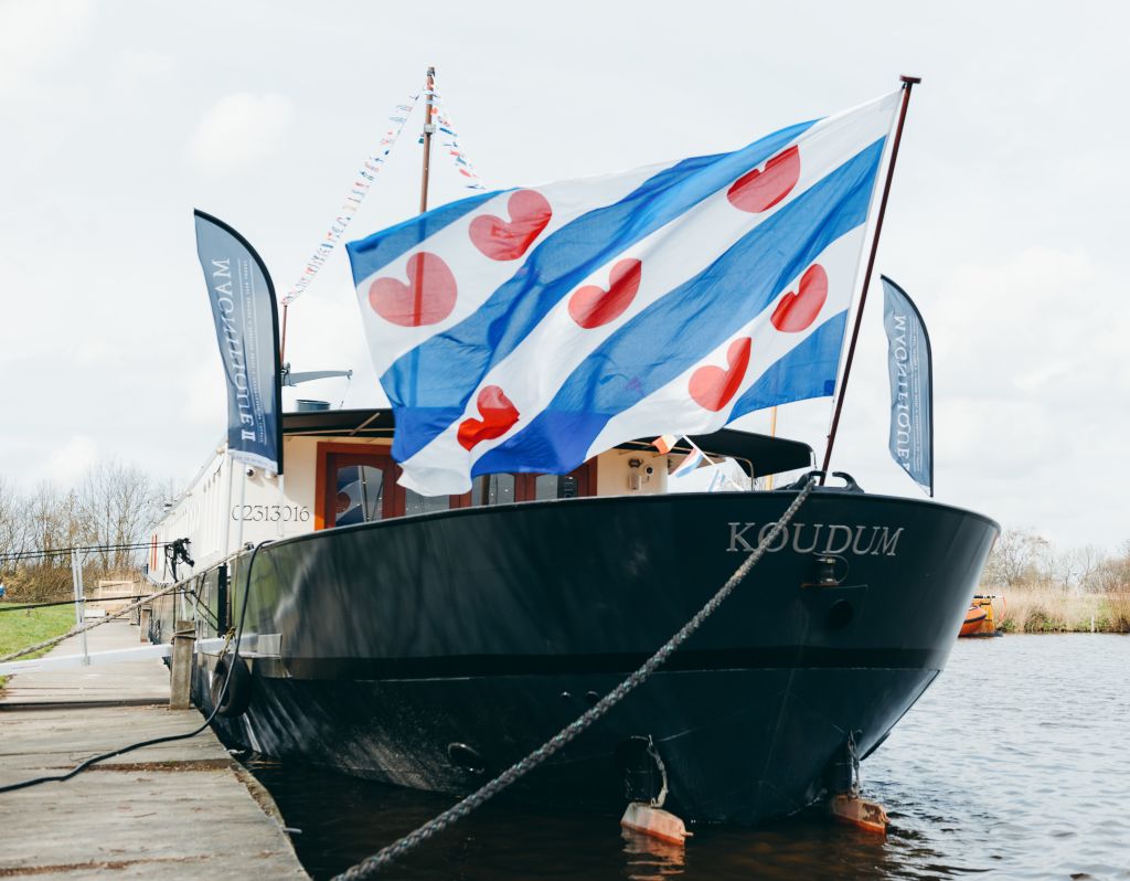 Barca "Magnifique II" attraccata sulla sponda di un canale