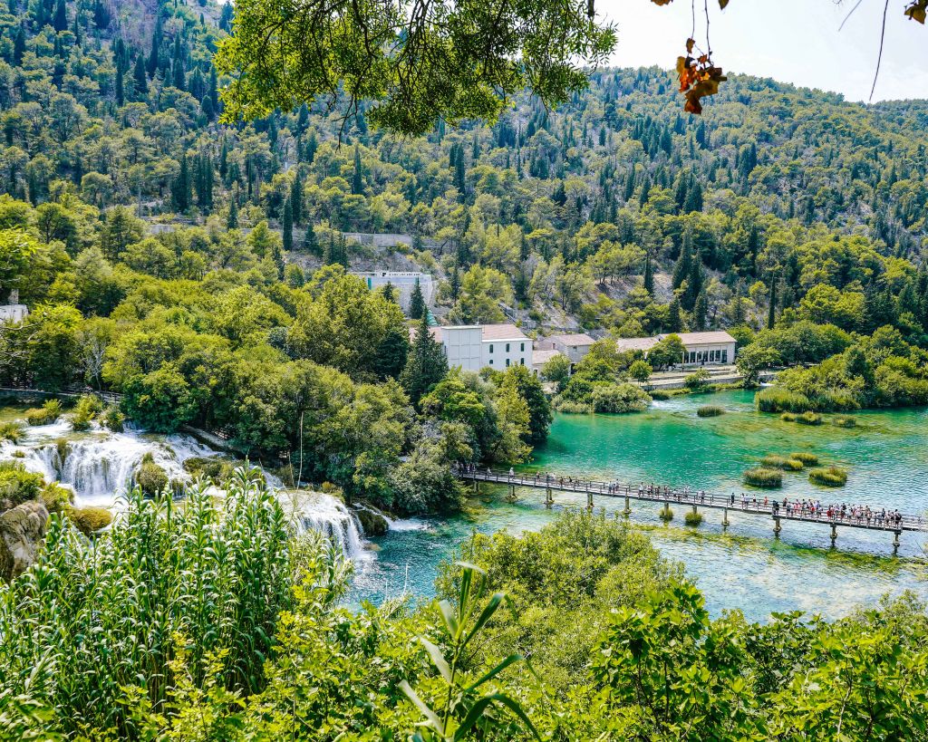 Wanderweg zwischen Seen und Bäumen im Nationalpark Plitvice, Kroatien