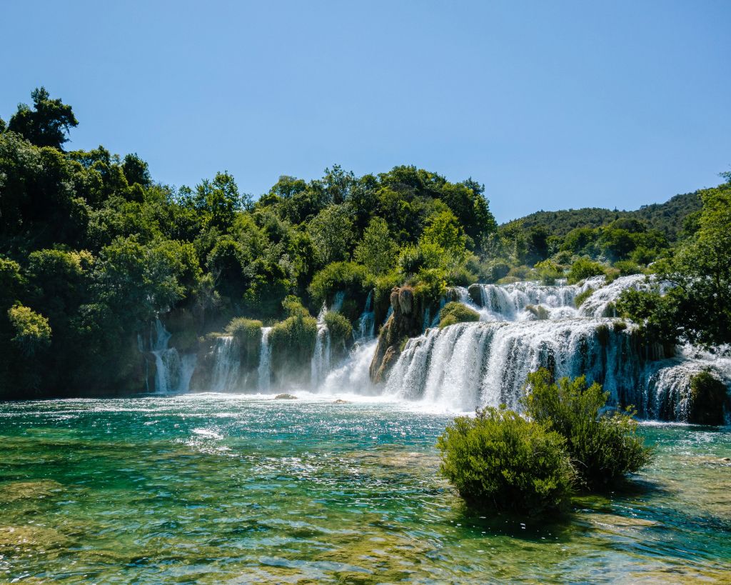 Wasserfälle von Skradinski Buk im Nationalpark Krka, Kroatien, umgeben von viel Grün, Urlaub in Kroatien