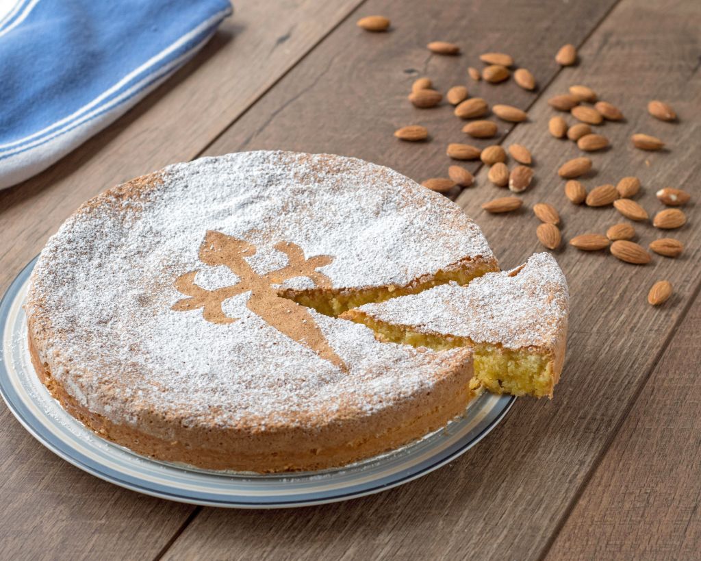 Torta di Santiago con croce a forma di spada, tipico dolce galiziano