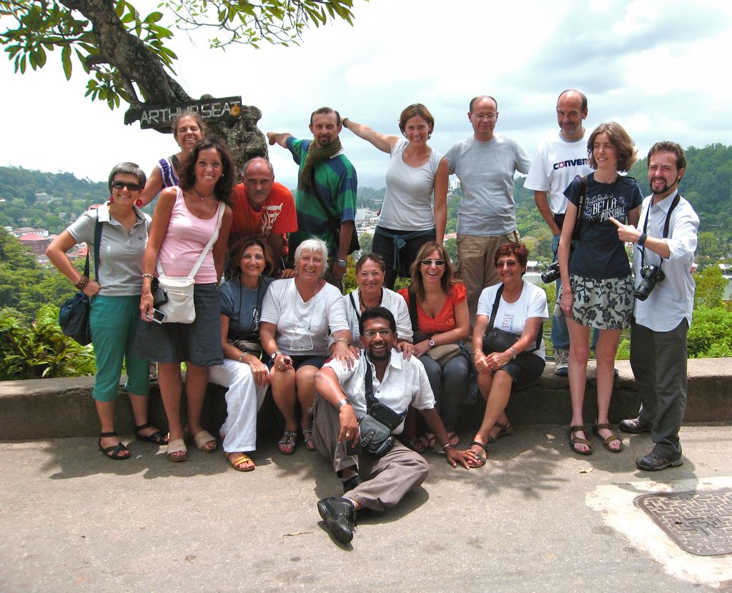 Gruppo di persone in vacanza con "Girolibero" in posa per una foto ricordo, viaggio di gruppo in Sri Lanka