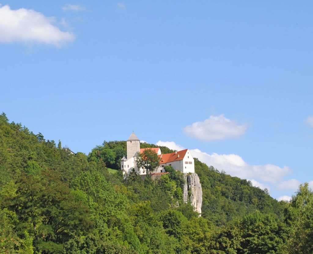 Castello di Prunn arroccato su una collina, visibile dalla Ciclabile dell'Altmühl.