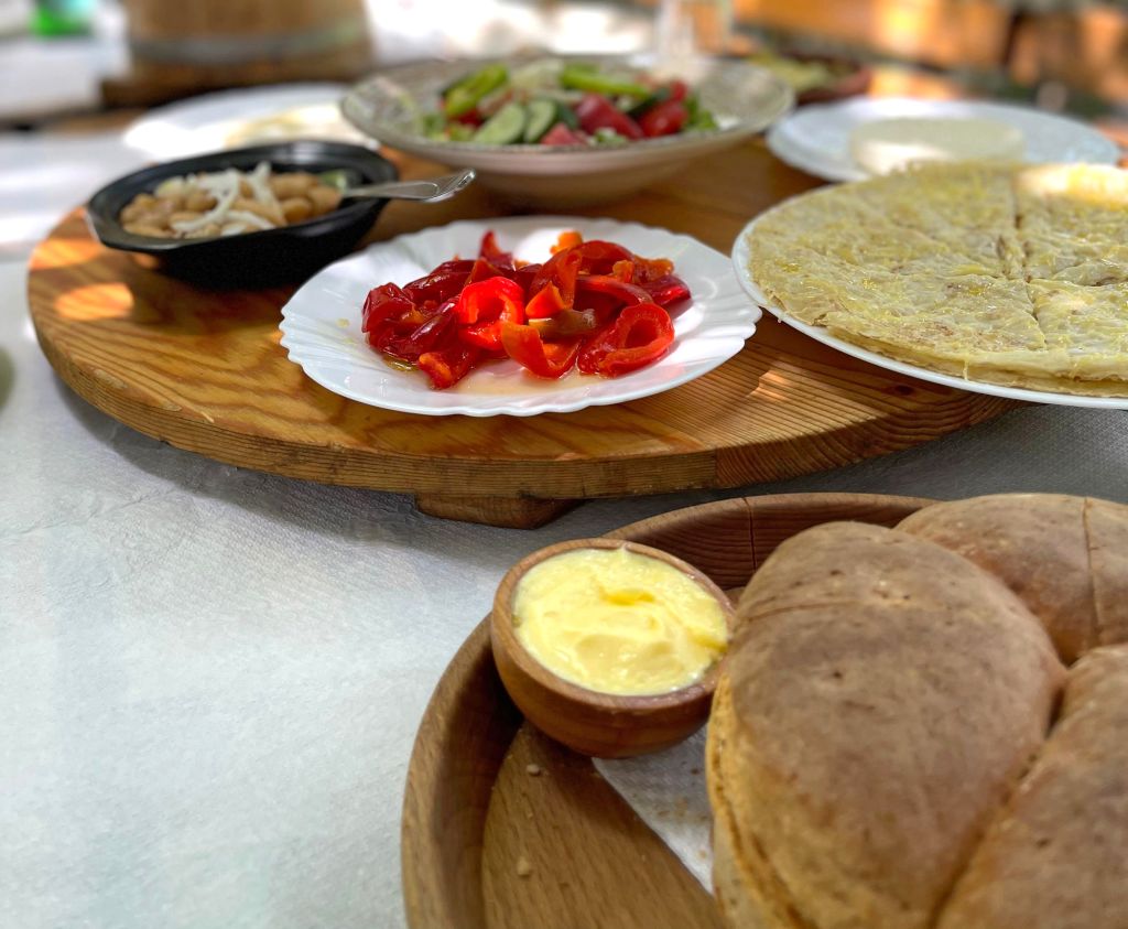 Piatto tradizionale albanese con pane, miele e formaggio.