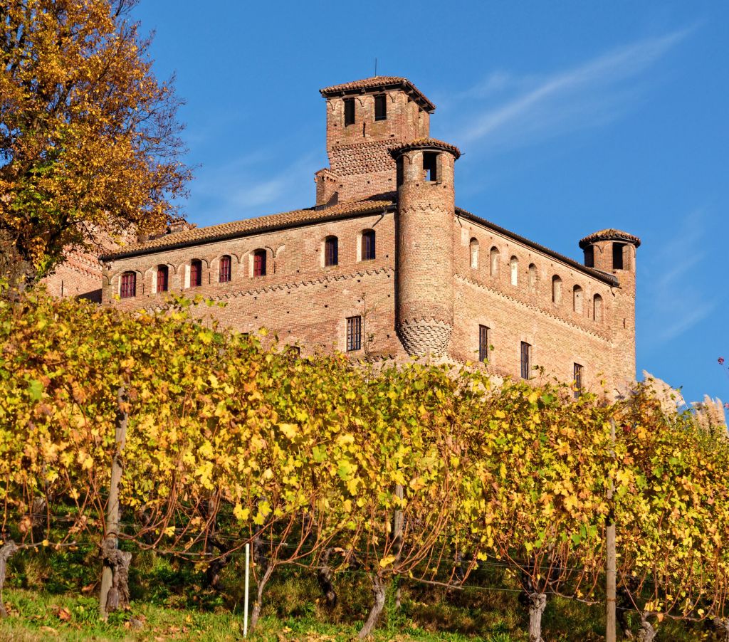 Castello di Grinzane Cavour circondato dai vigneti DOCG, tappa UNESCO del bike tour Langhe.