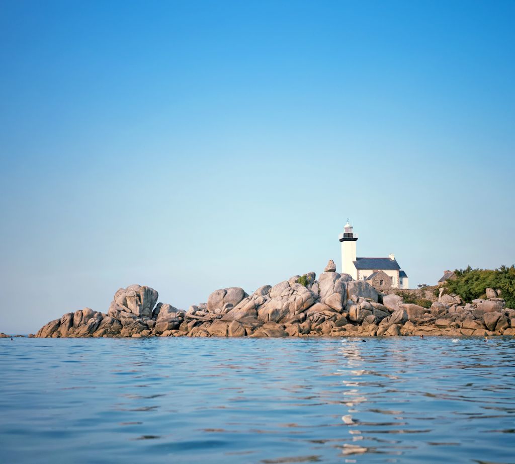 Faro di Pontusval, situato tra formazioni rocciose in granito rosa sulla costa della Bretagna
