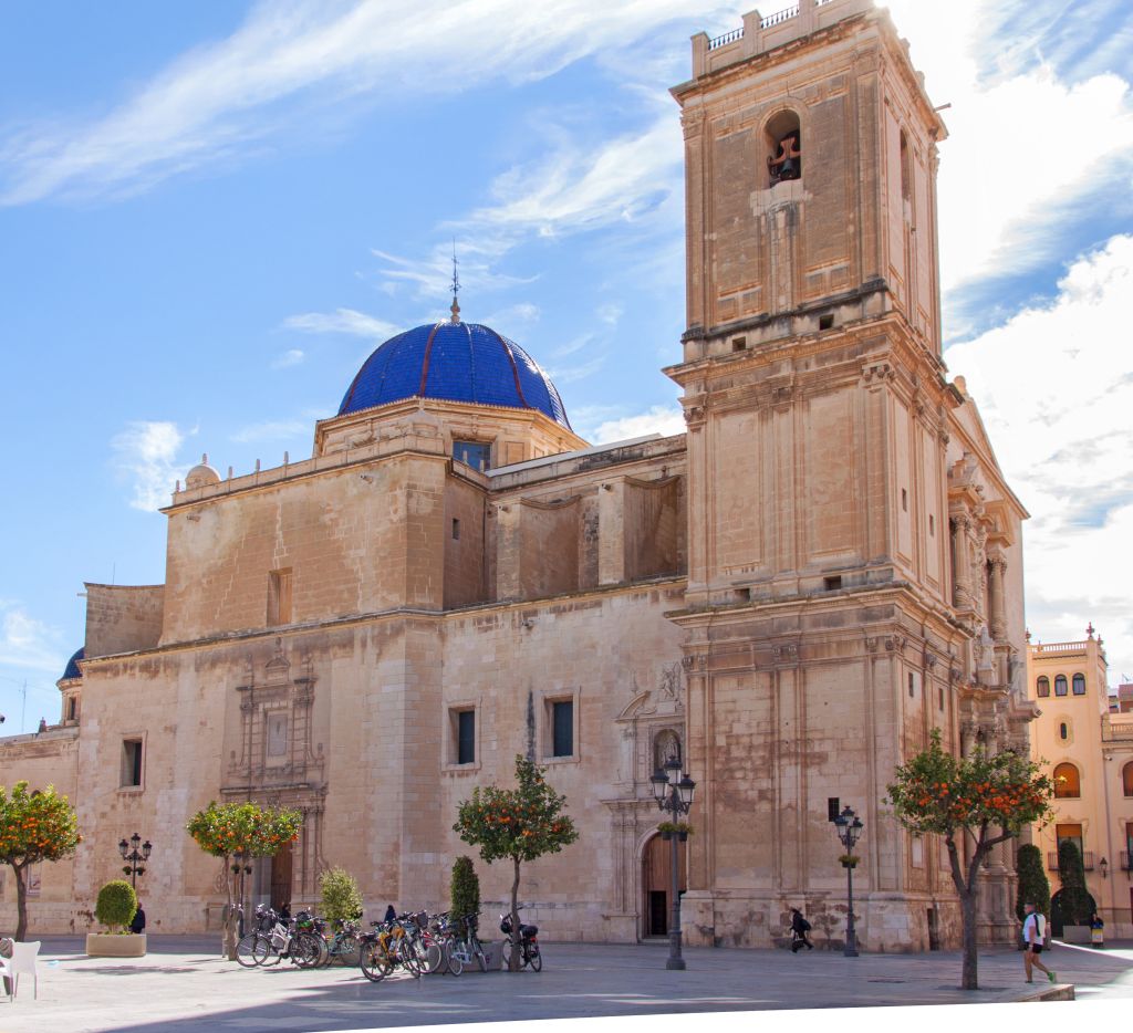 Chiesa con cupola blu in una piazza storica di Elche, tappa culturale di un viaggio in bici.