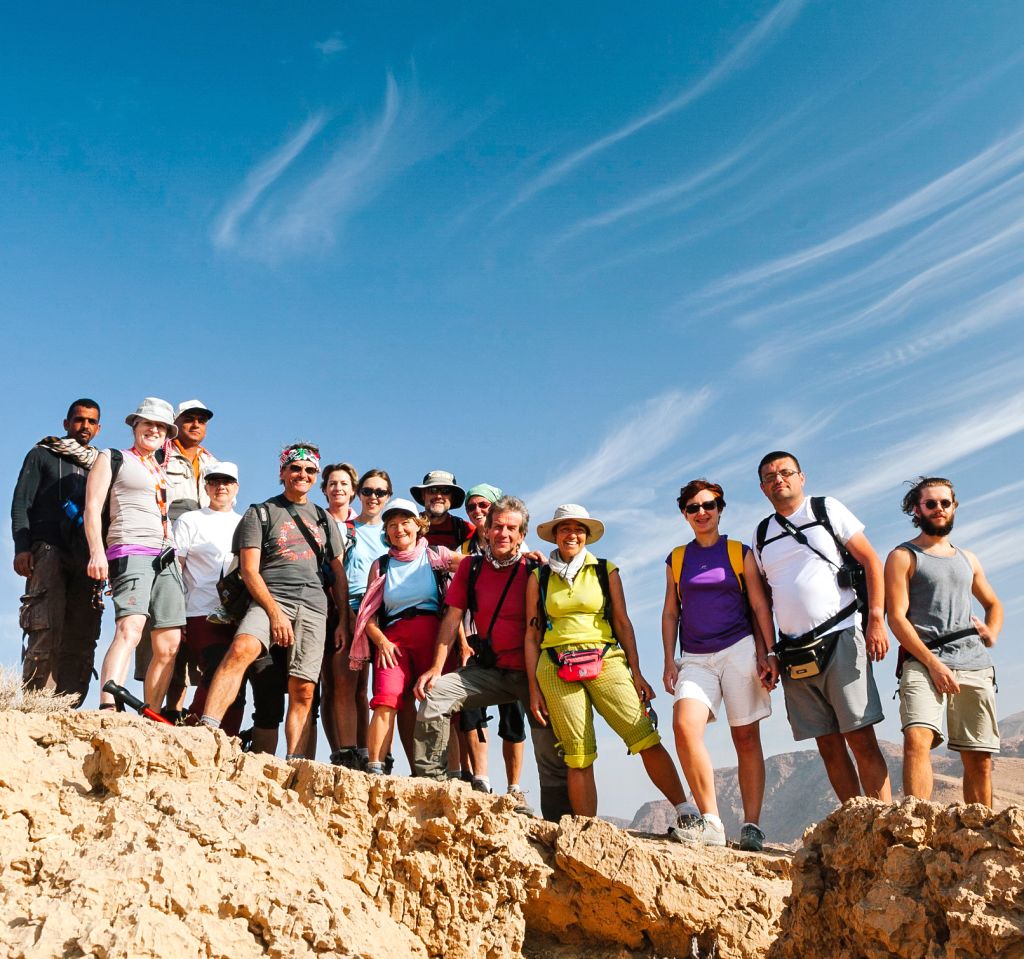 Gruppo di turisti in viaggio con Girolibero su un'altura