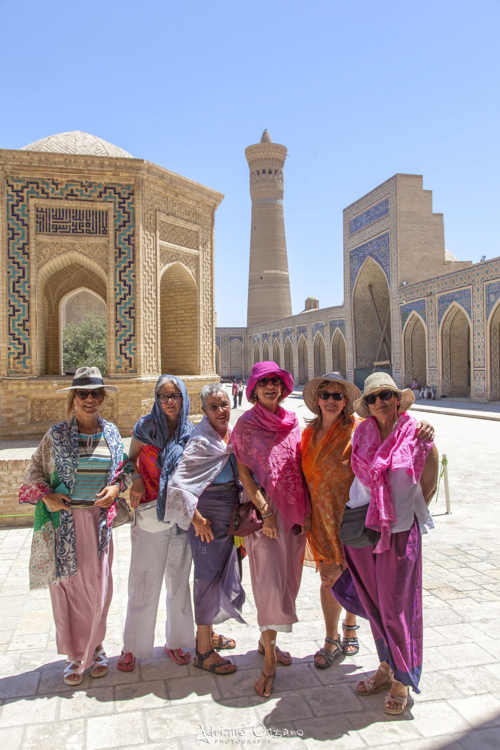 Turisti in abiti tradizionali davanti a un edificio antico, Samarcanda.