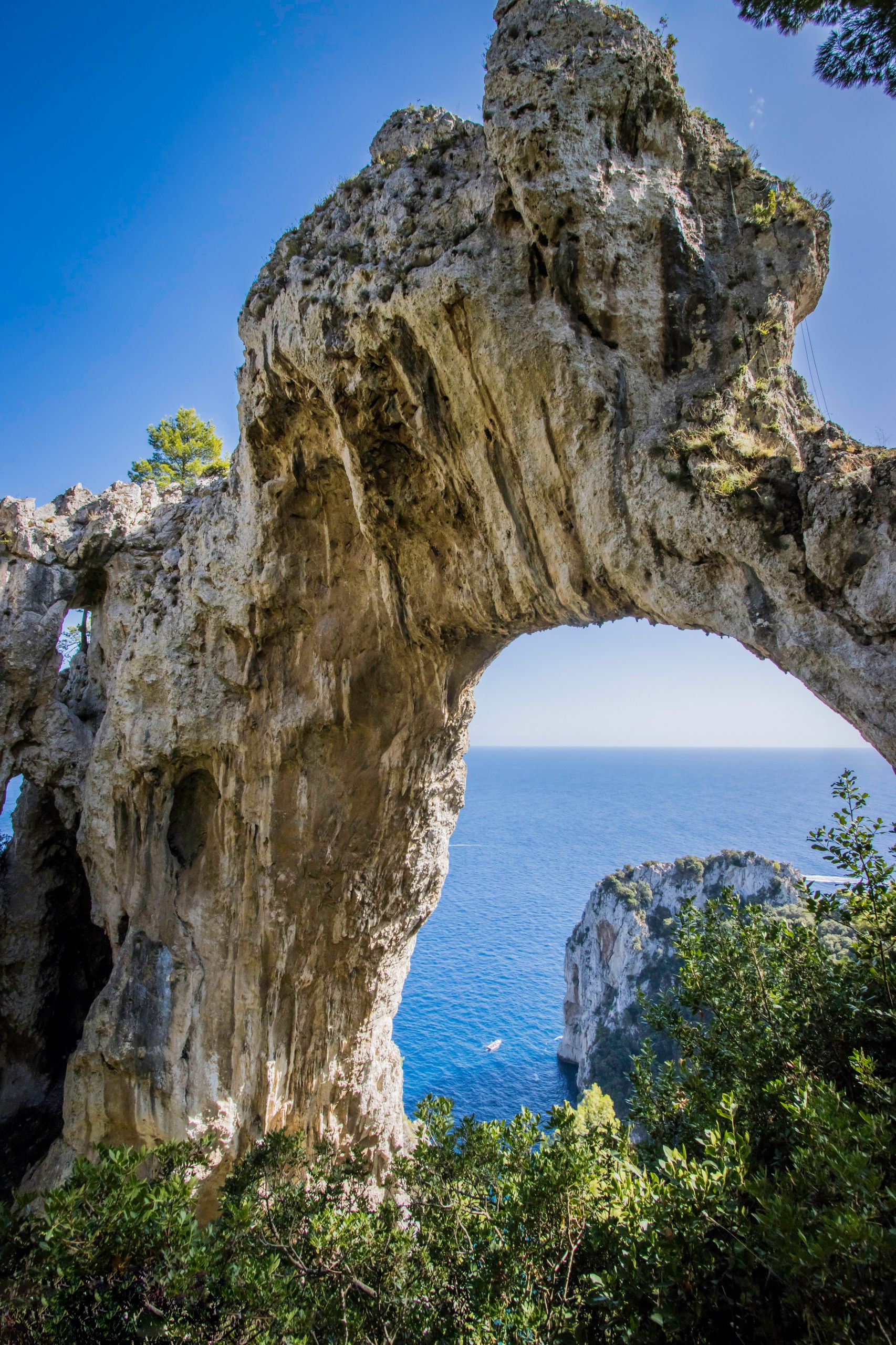 L'Arco Naturale di Capri con vista sul mare e Faraglioni, Italia.