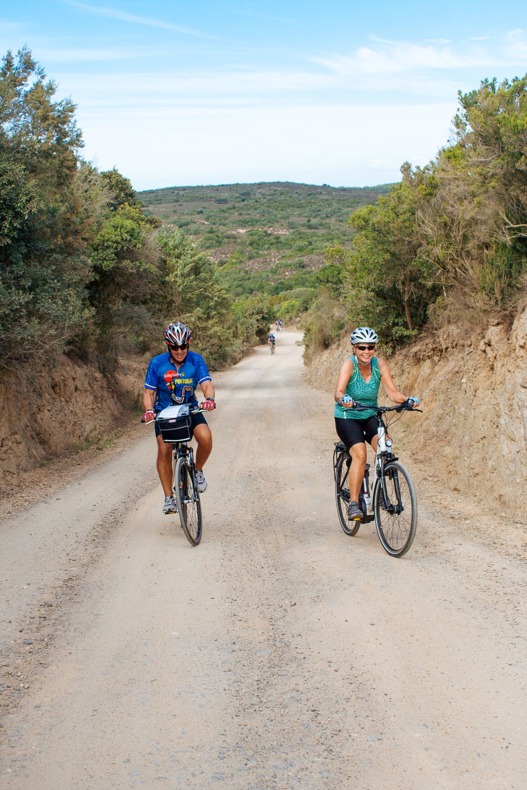 Due ciclisti su un sentiero immerso nella natura.