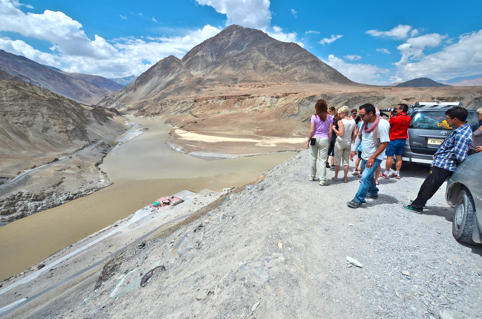 Belvedere sulla confluenza dei fiumi Indo e Zanskar presso Nimmu, Ladakh: gruppo di viaggiatori lungo la Leh–Srinagar Highway.