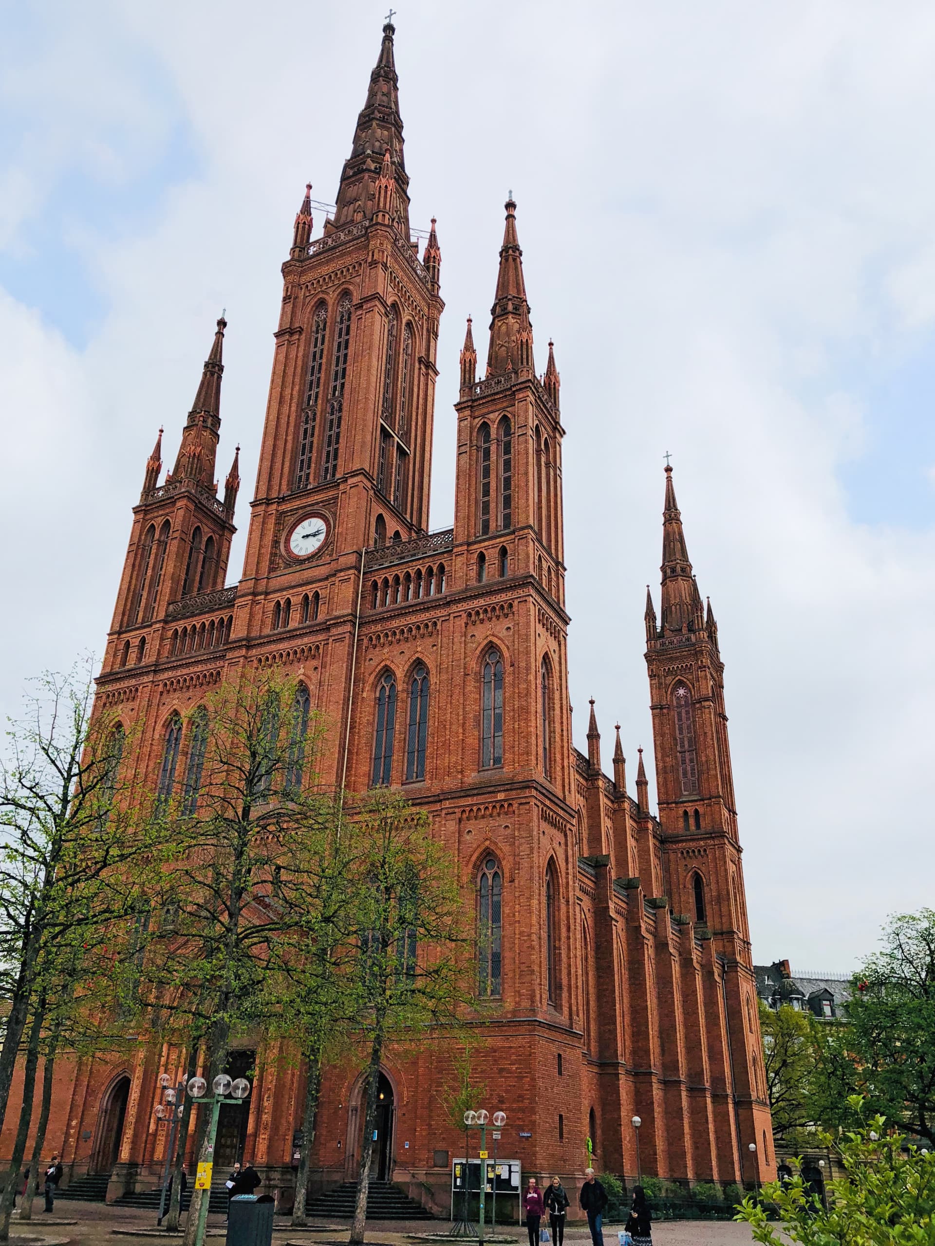 Marktkirche Wiesbaden: cattedrale neogotica in mattoni rossi con alte guglie e orologio, icona dell’Assia.