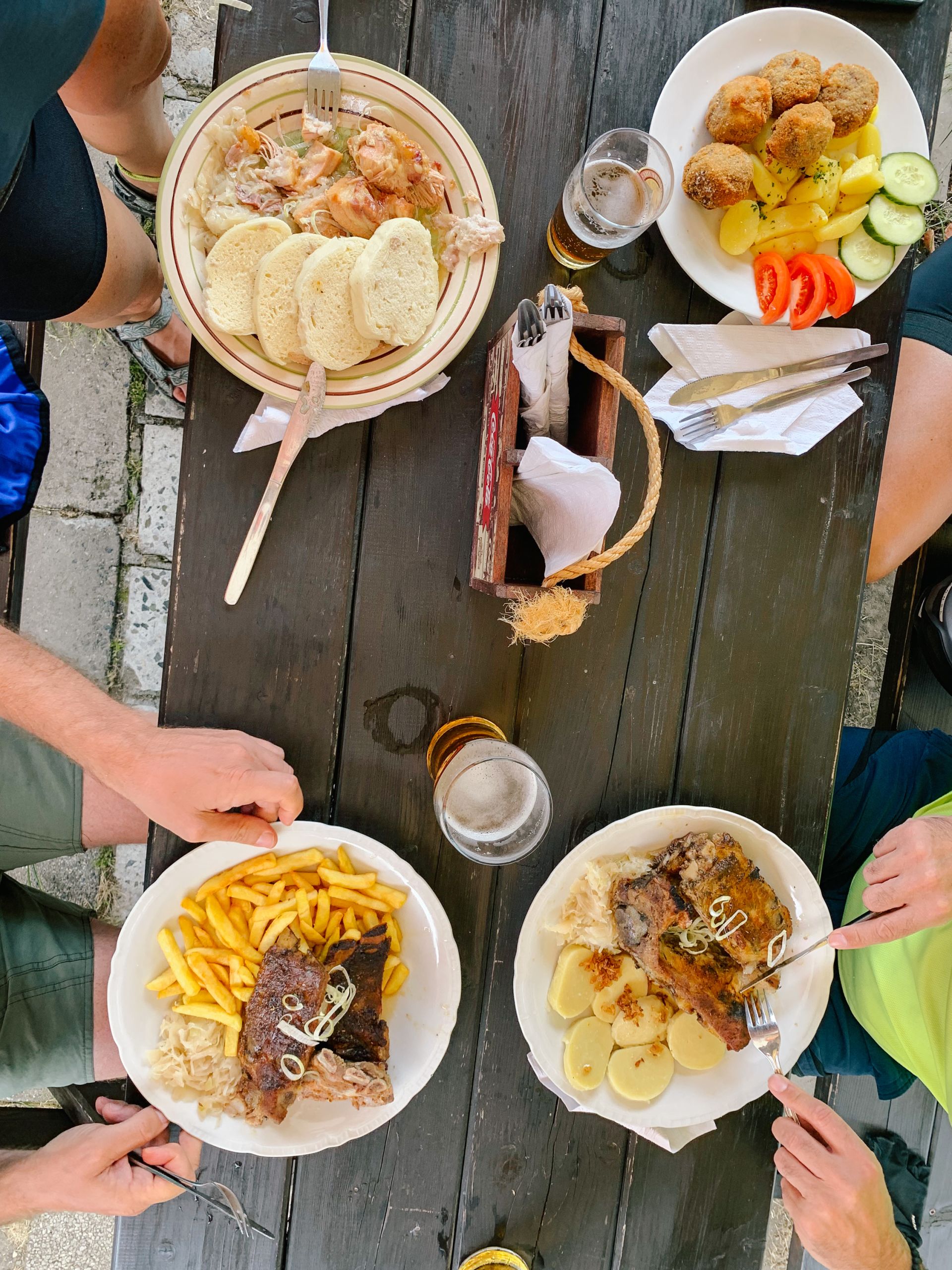 Pranzo condiviso all'aperto durante una vacanza in bicicletta.