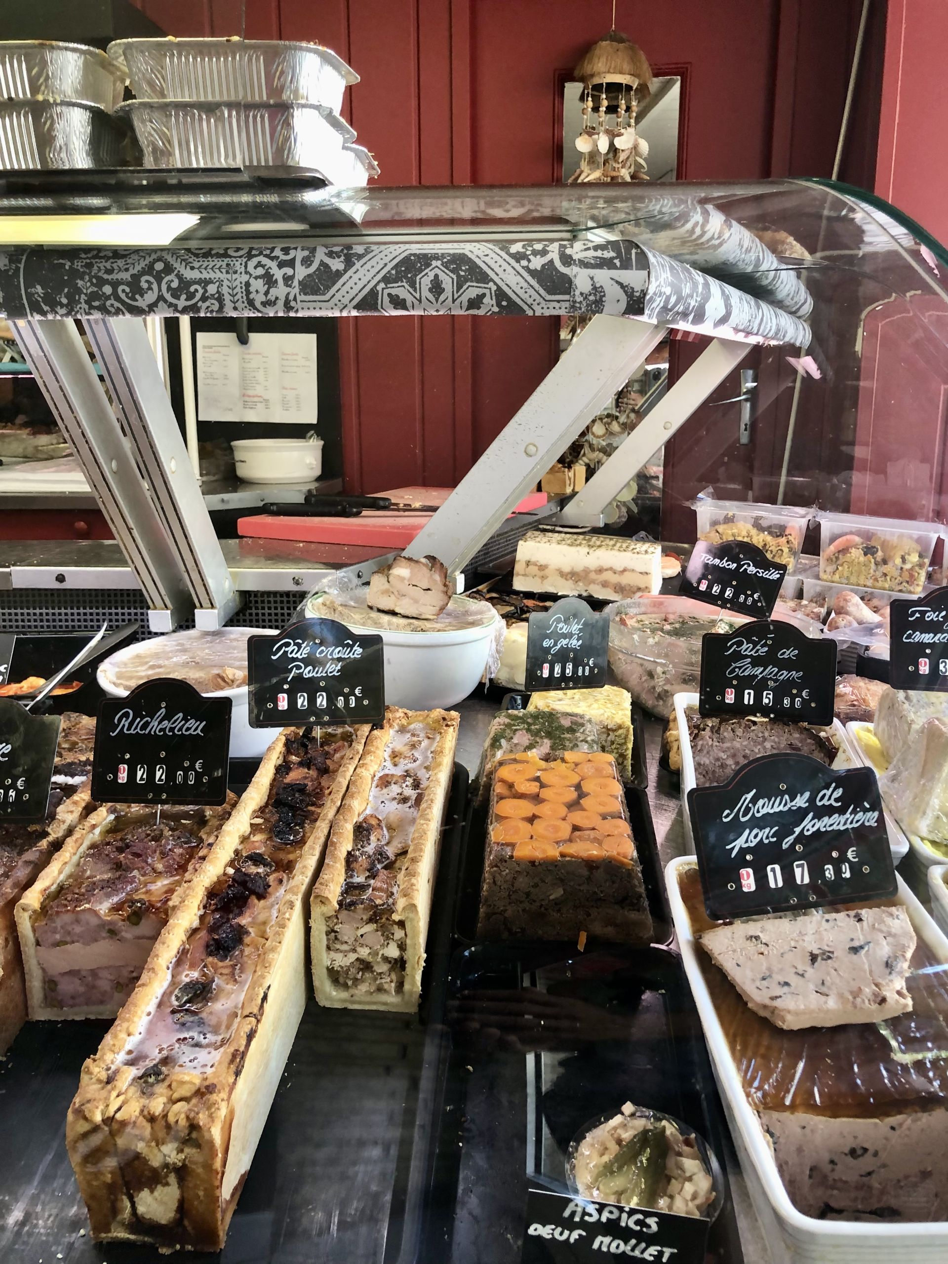 Vetrina con dolci artigianali in una pasticceria, Borgogna, Francia