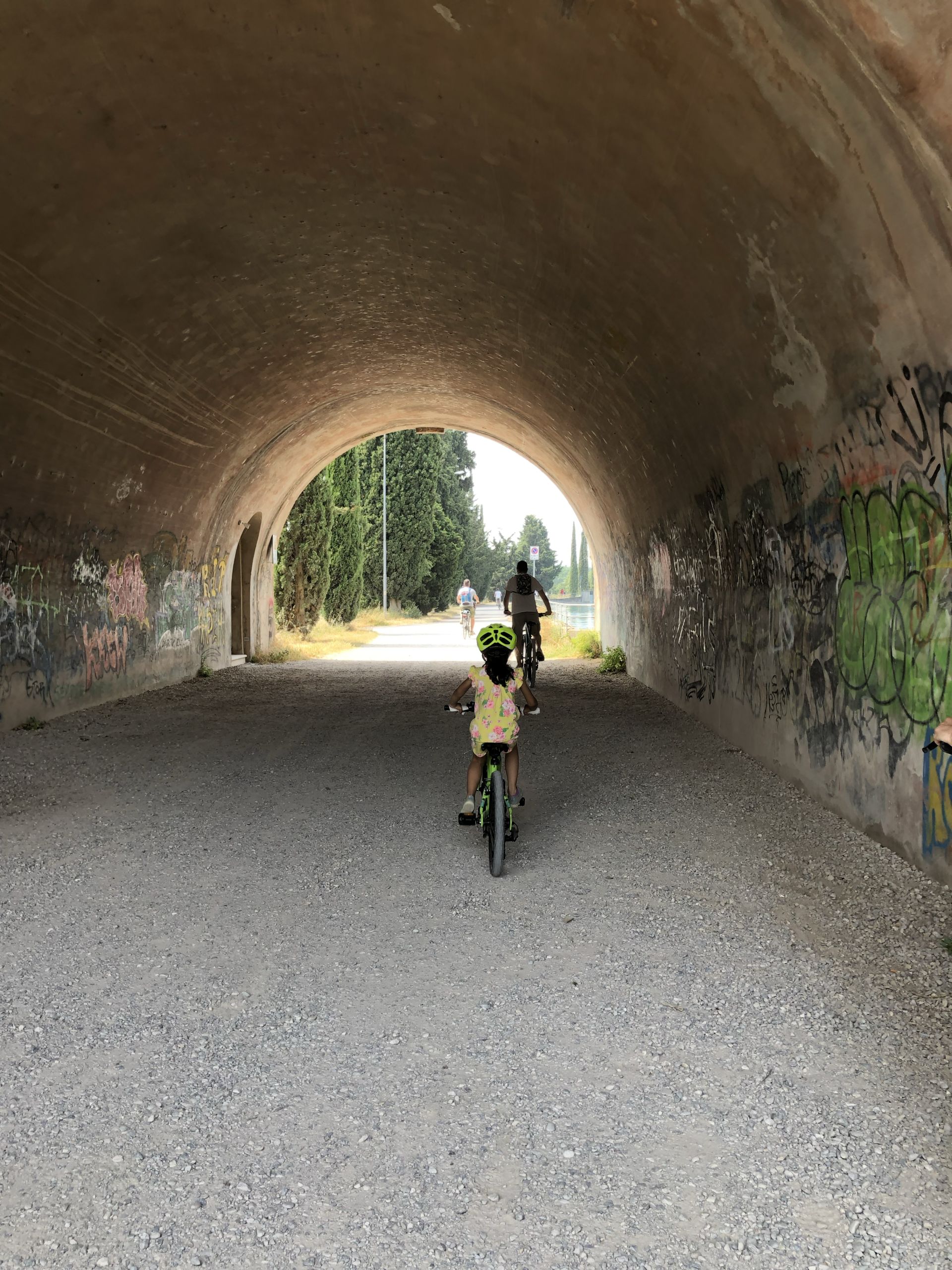 Famiglia in bici attraversa un tunnel, Borghetto sul Mincio