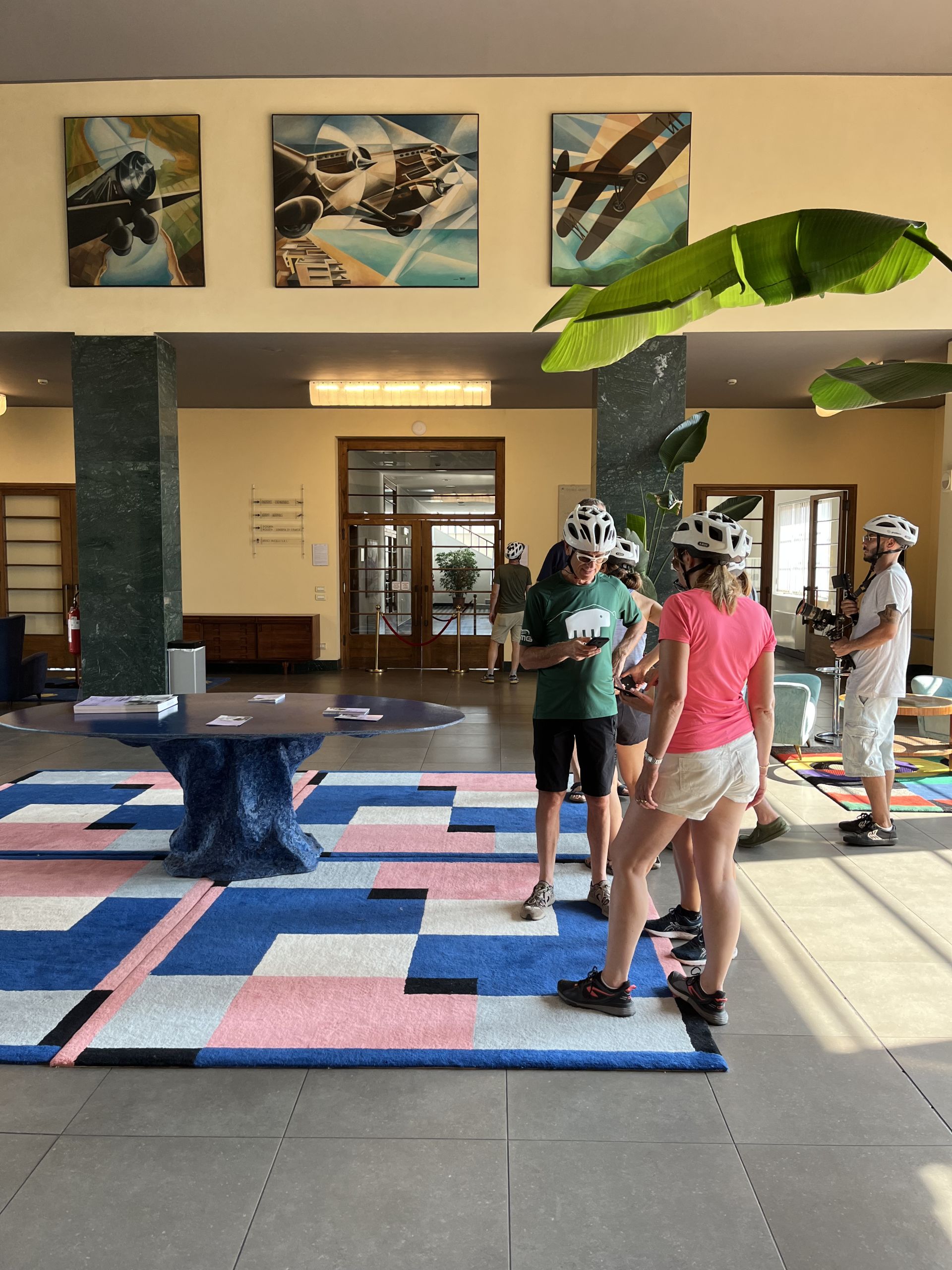 Ciclisti all'interno di una sala d'albergo