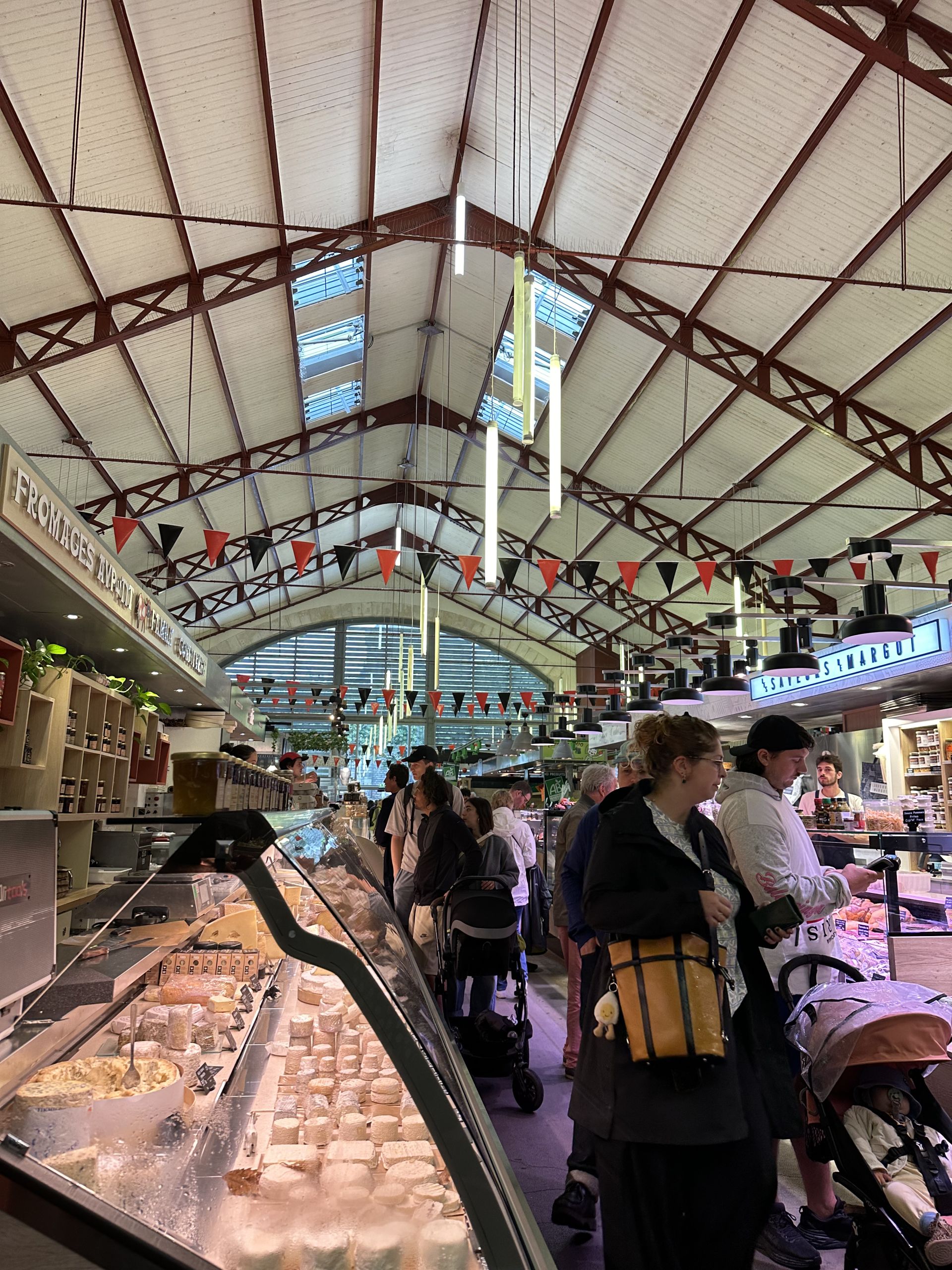 Mercato coperto con bancarelle di formaggio, Francia