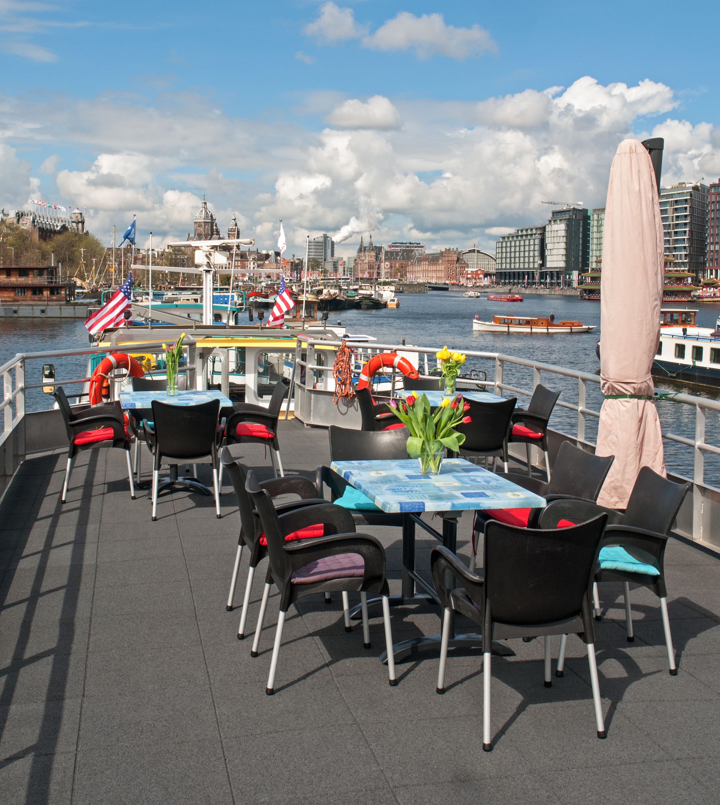dettaglio sul ponte della barca con vista sulla città dal canale
