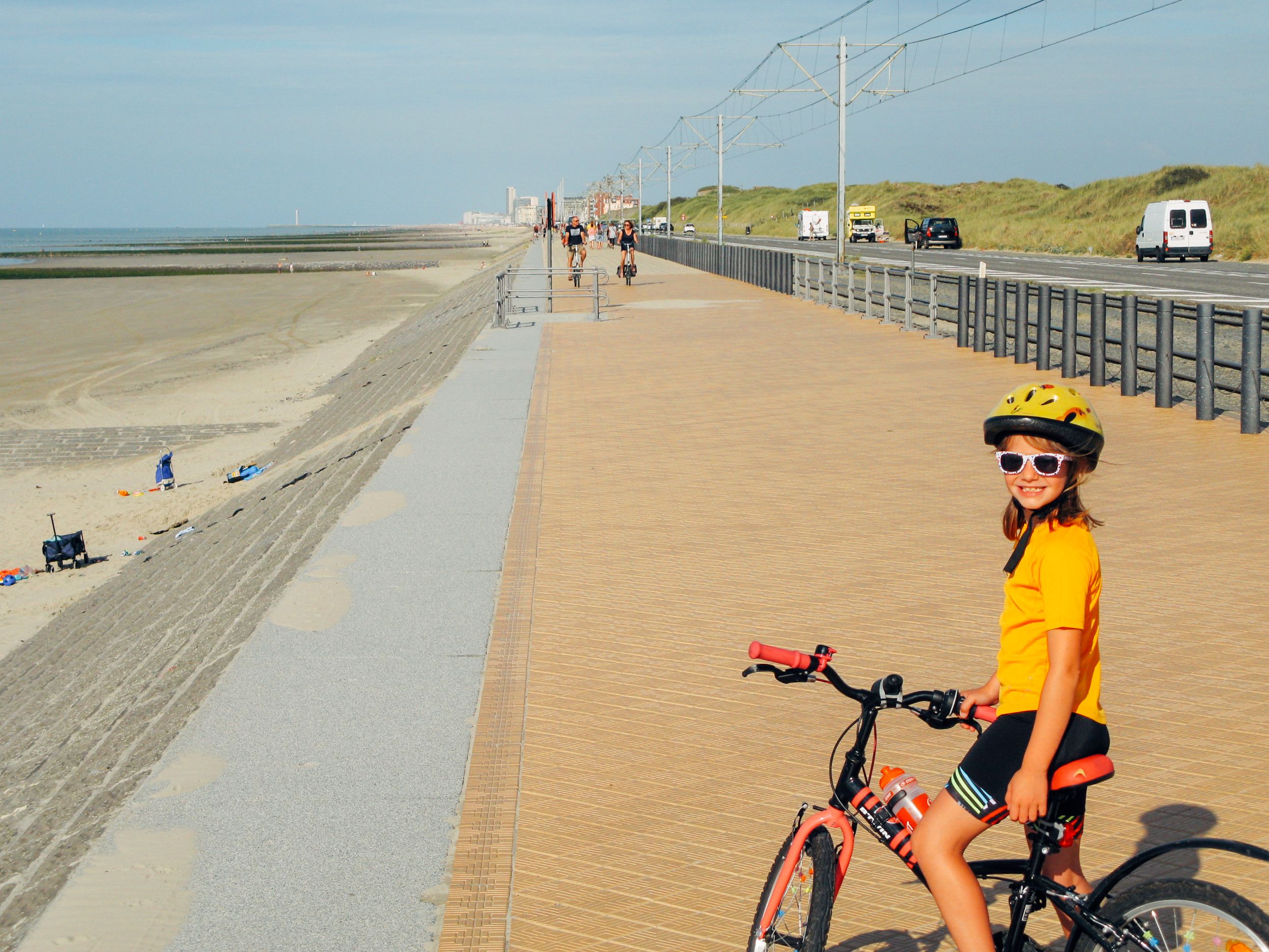 Bambina in bici con caschetto, occhiali da sole, borraccia, bici bimbo, vacanza all'aria aperta, Belgio