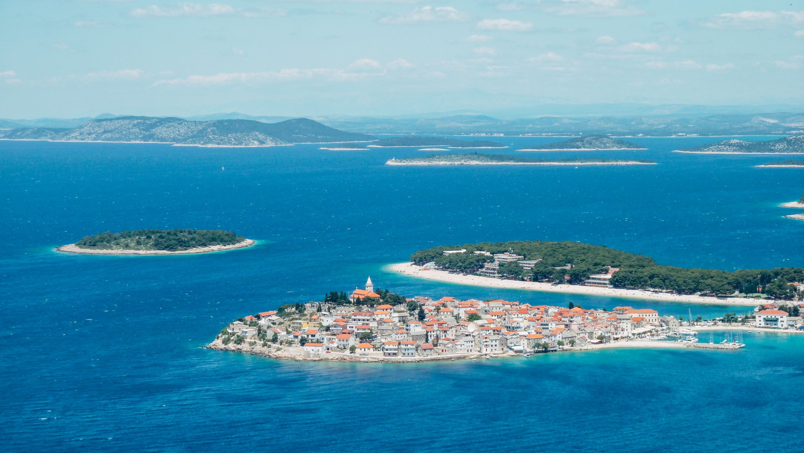 Vista panoramica di Primosten circondata dal mare