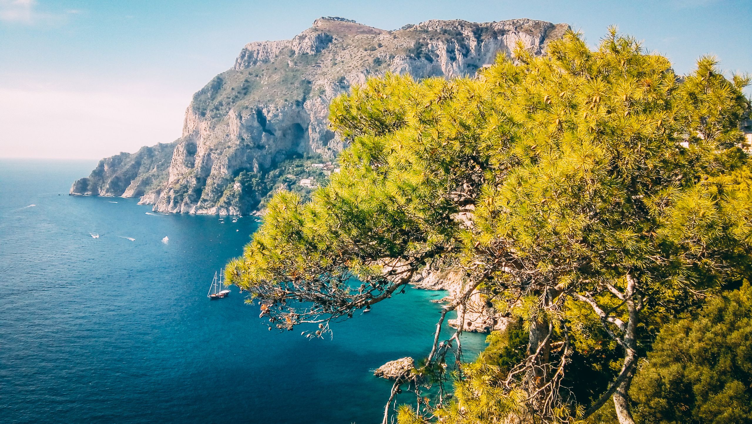 Vista della costa rocciosa e mare blu a Capri, Italia.
