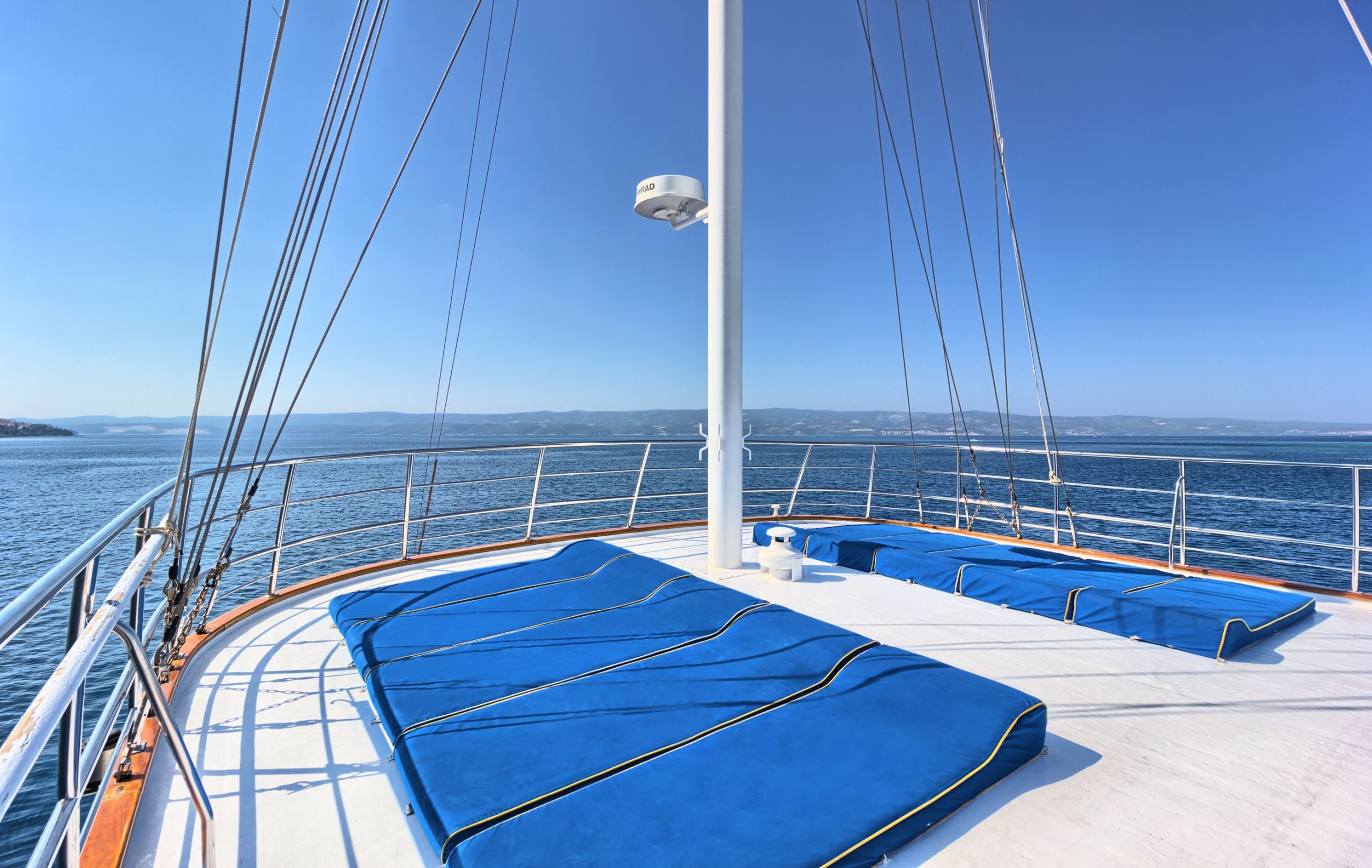 Ponte con lettini blu e vista sul mare su una nave da crociera