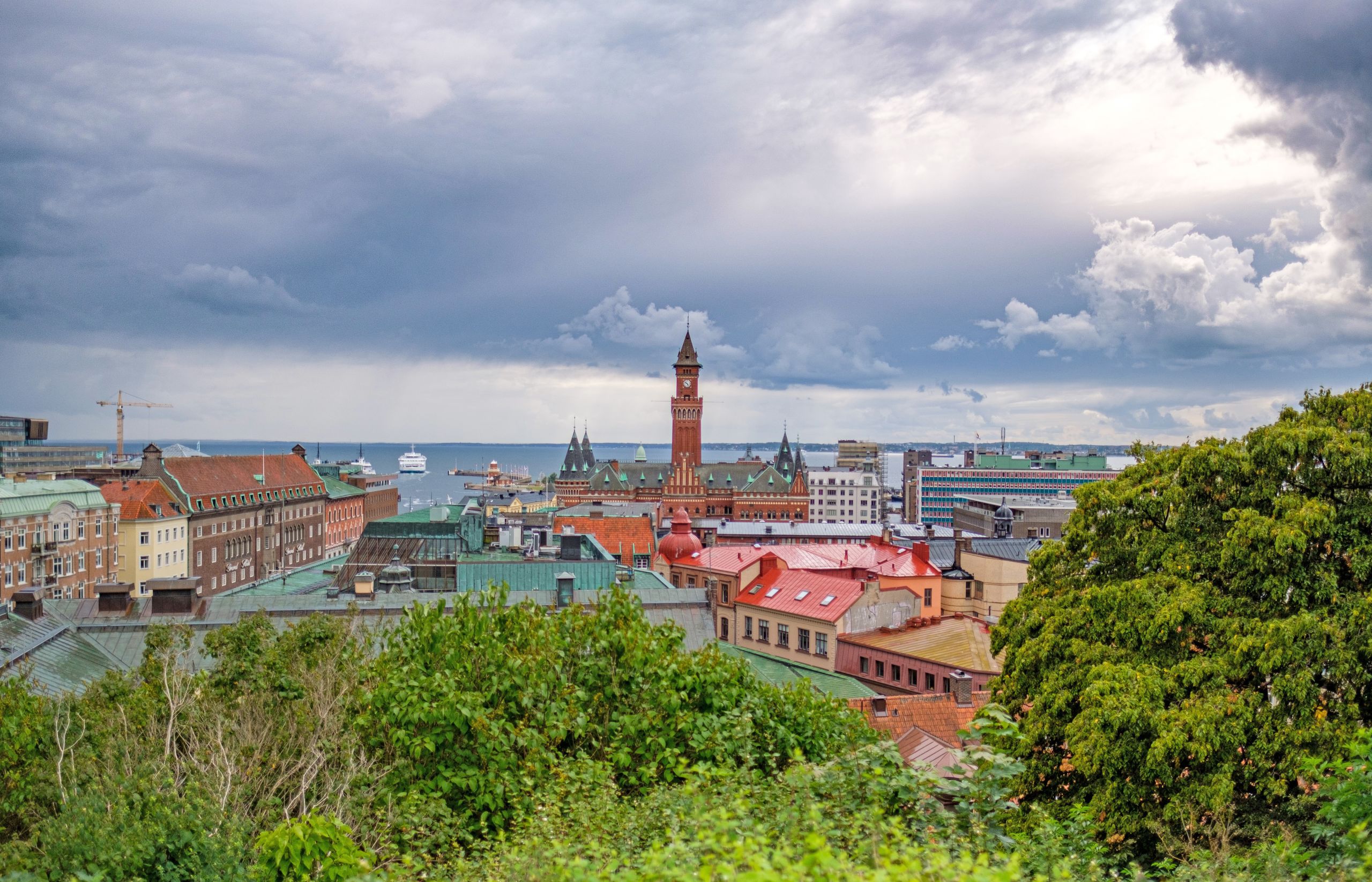 Vista panoramica sul porto e sullo skyline di Helsingborg, Svezia.