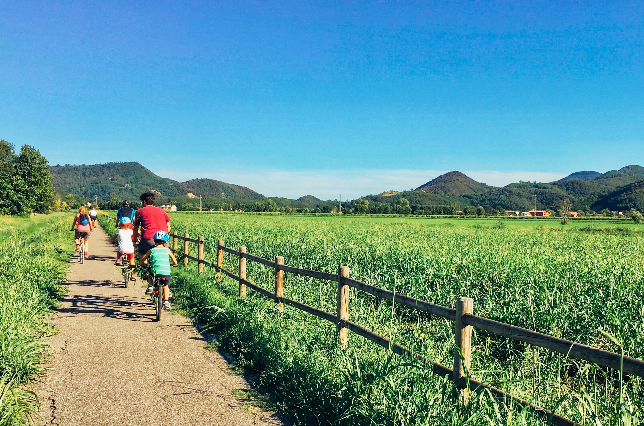 Familienradeln auf dem Radweg in den Euganeischen Hügeln, Radurlaub für Familien