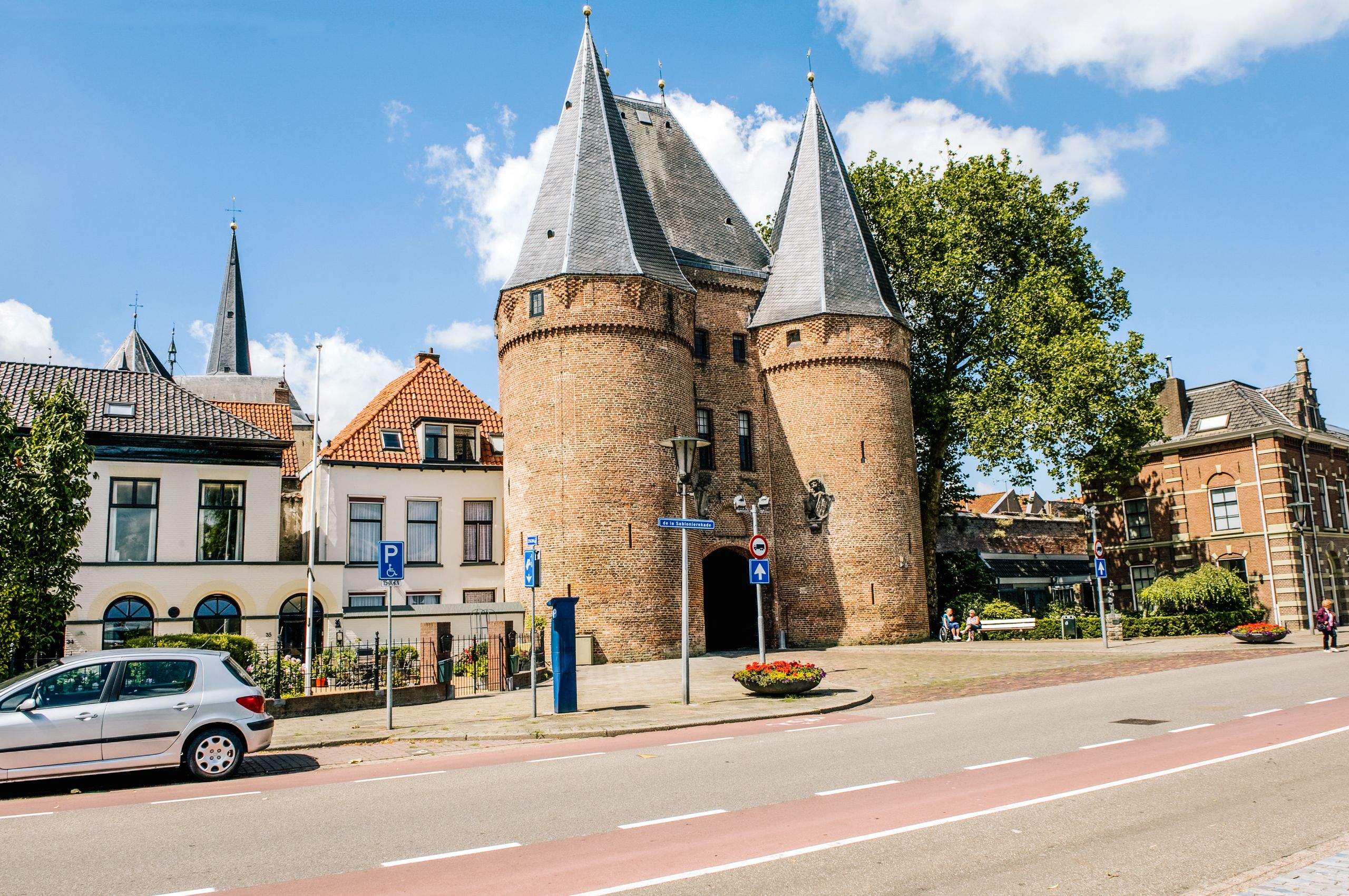 Mittelalterliches Tor in einem historischen niederländischen Dorf, Niederlande