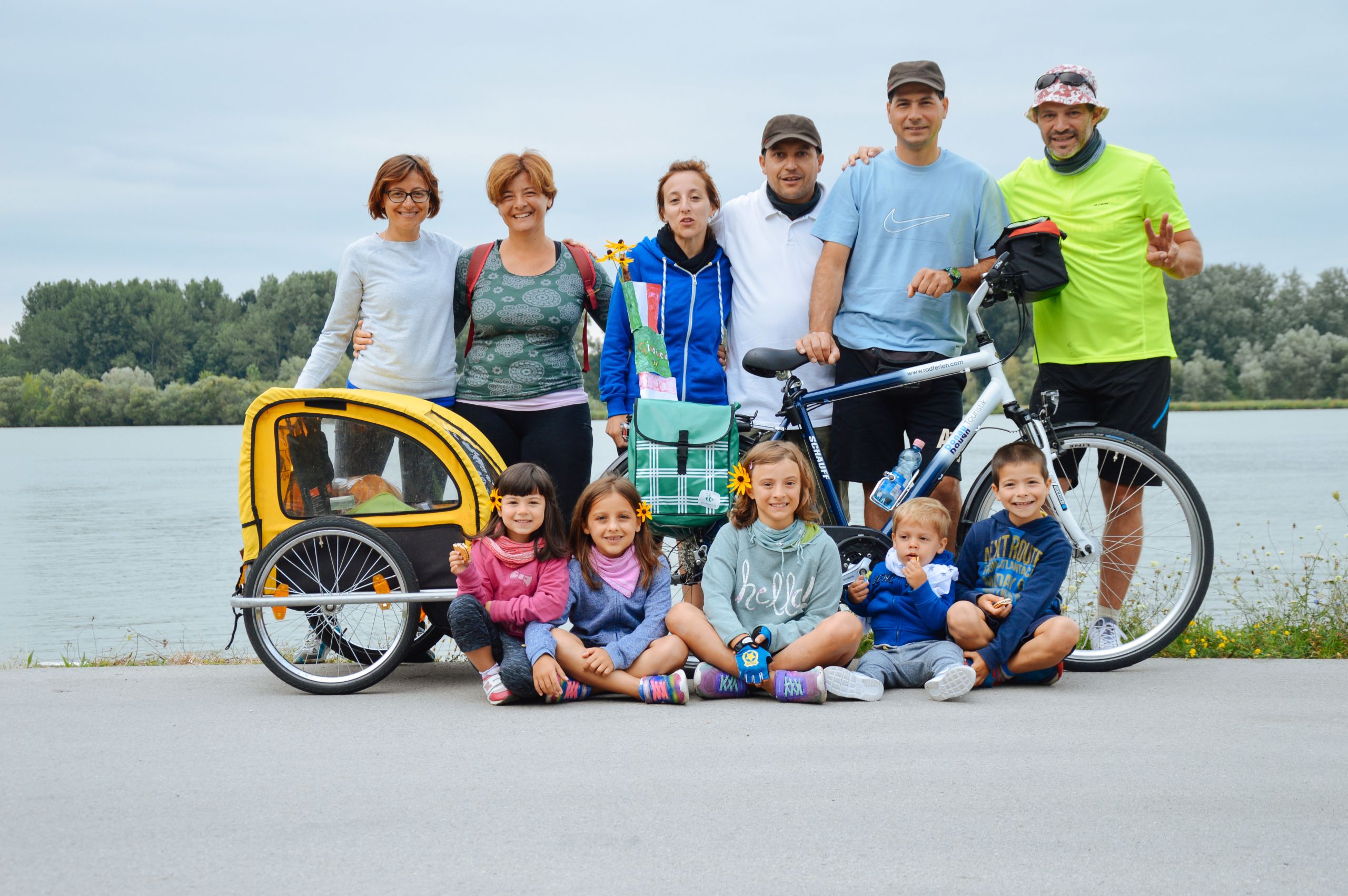 Famiglia con bambini, vacanza all'aria aperta in bici, ciclabile del Danubio, Linz Vienna, Austria