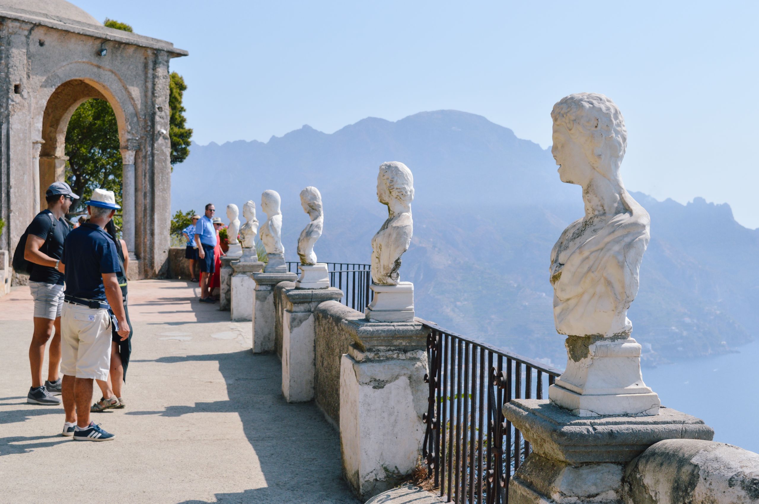 Busti presenti lungo il corridoio della terrazza dell'infinito a Villa Cimbrone, turisti, Costiera Amalfitana, Campania