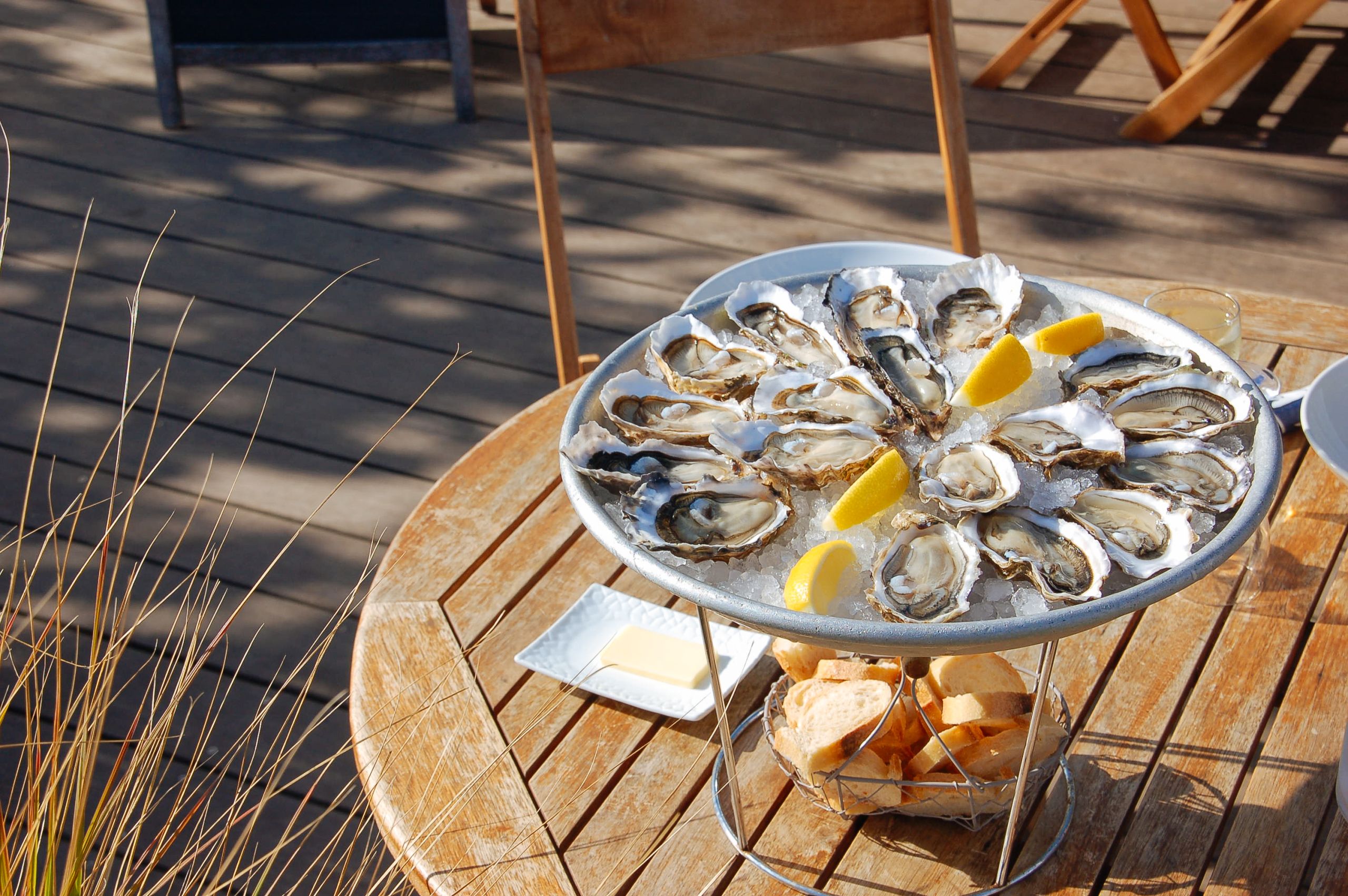 Piatto di ostriche fresche servite con limone in ristorante locale, Baia di Arcachon