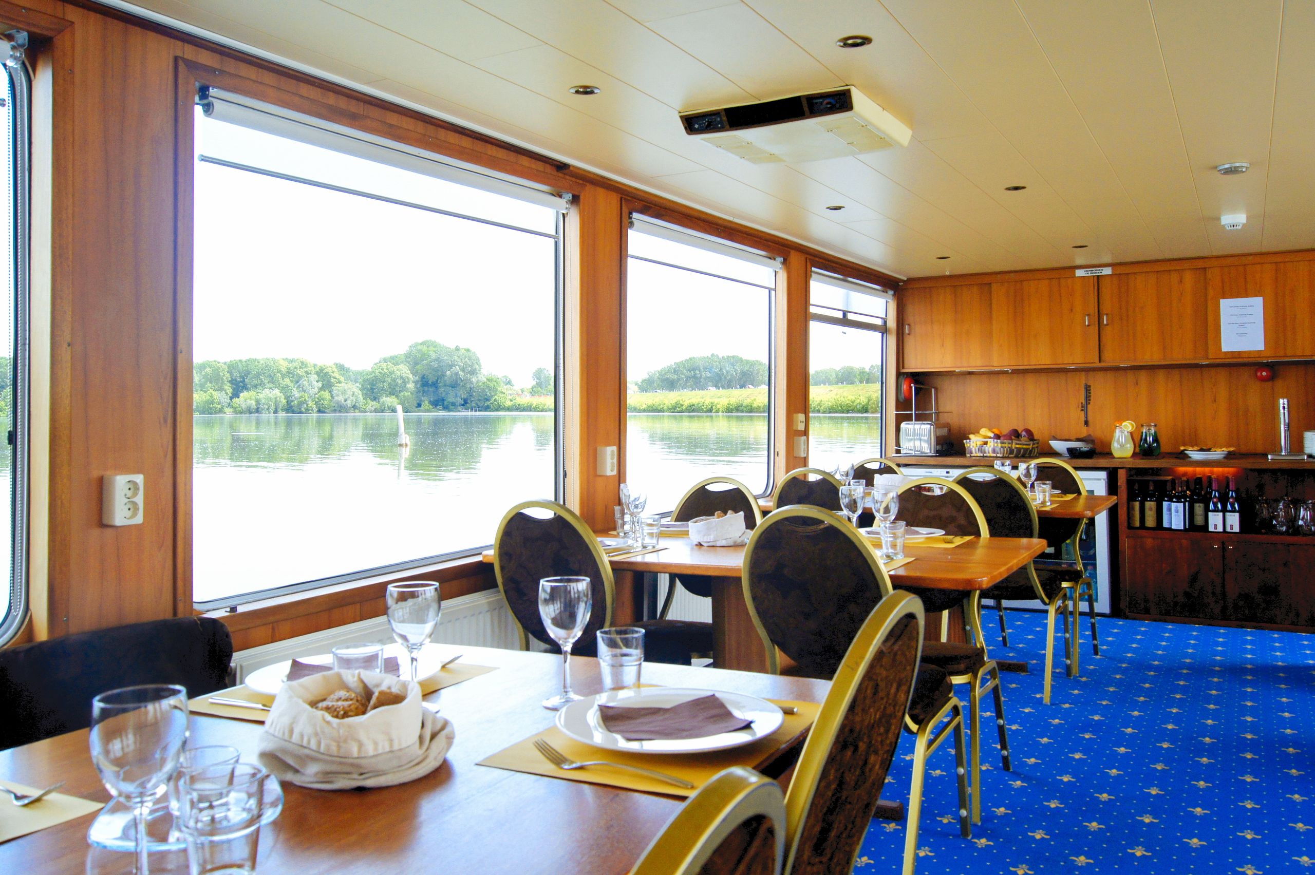 Sala ristorante con ampie vetrate luminose