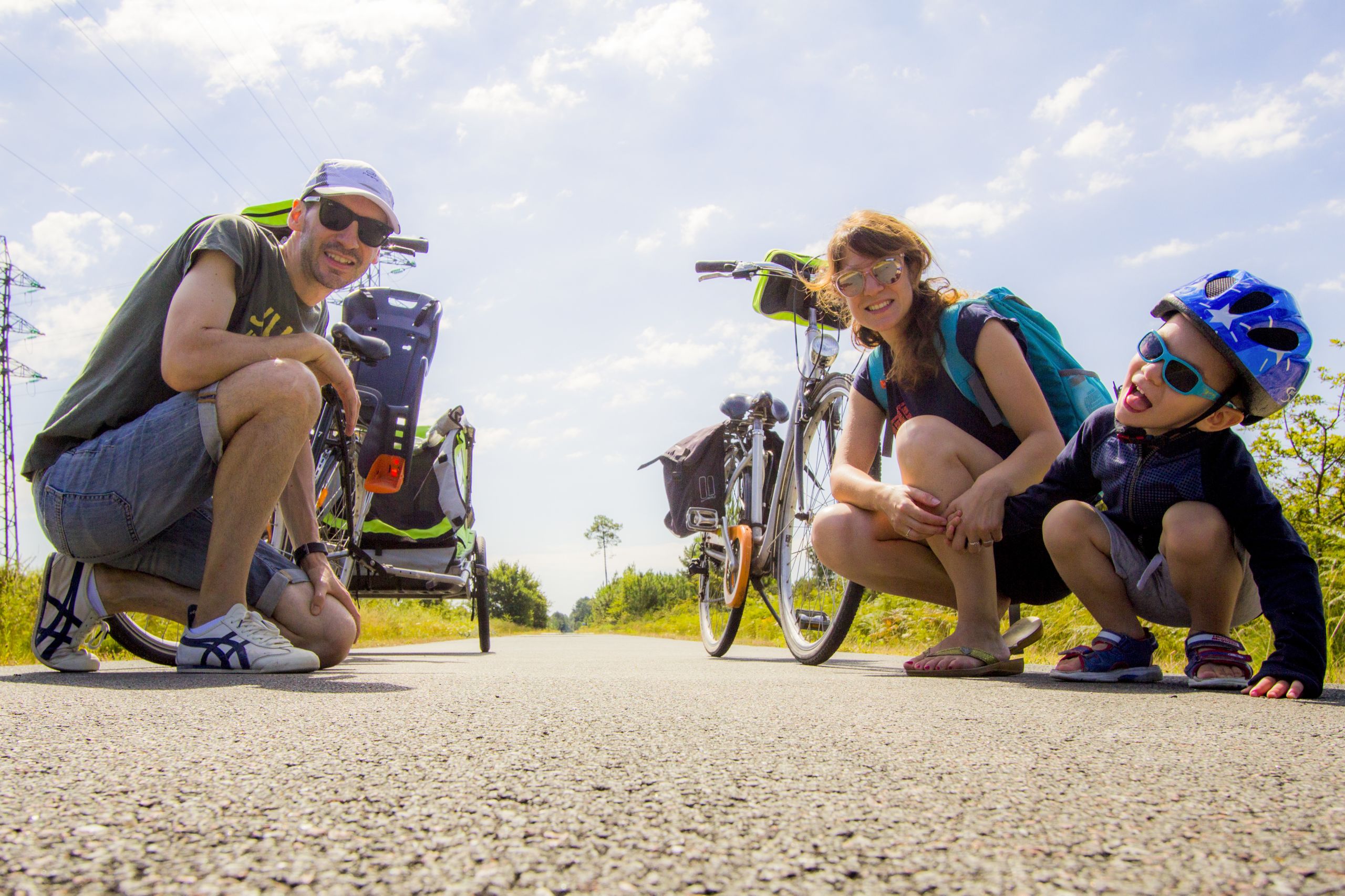 Famiglia in sosta con bici sul percorso da Pilat a Cap Ferret, viaggi in bici per famiglie "Girolibero"