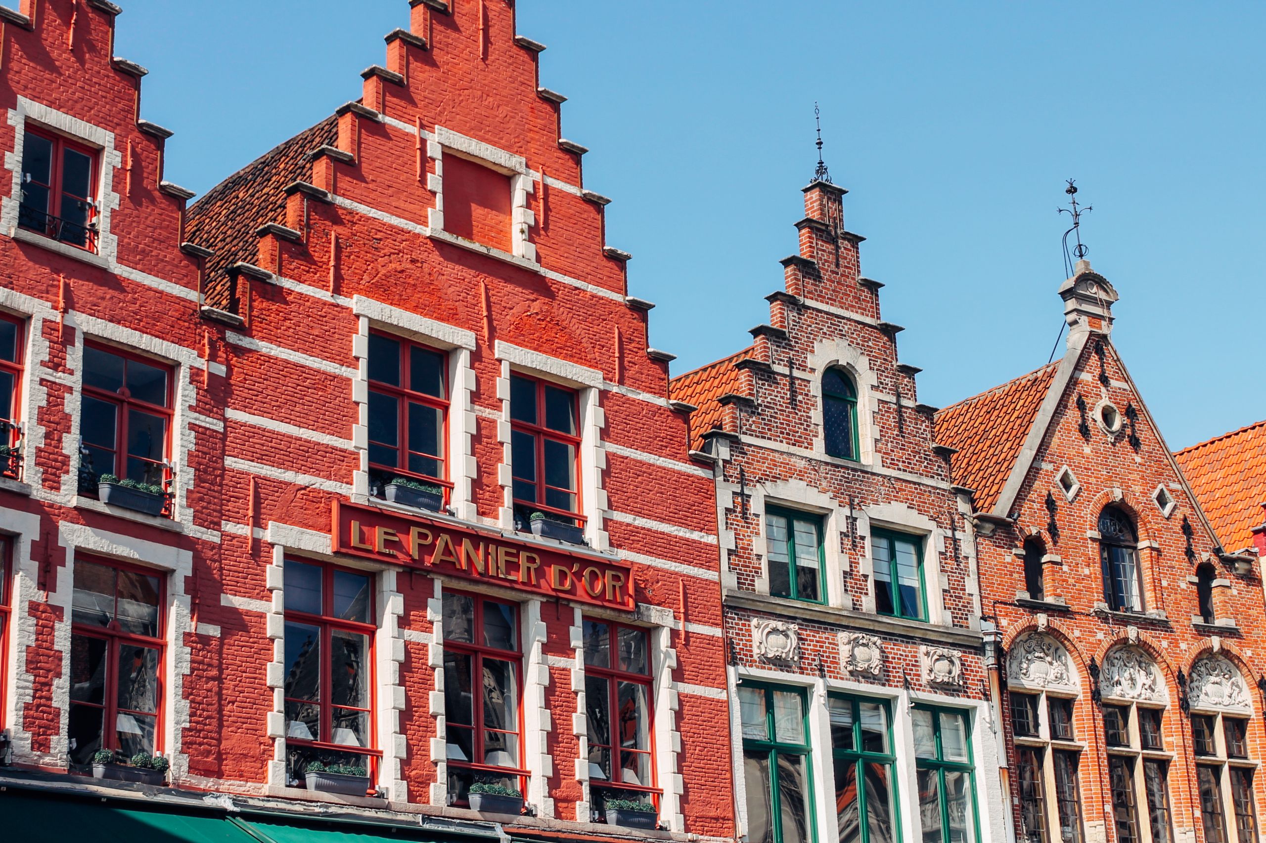 Die malerische Stadt Brügge mit Details zu den traditionellen bunten Backsteinhäusern