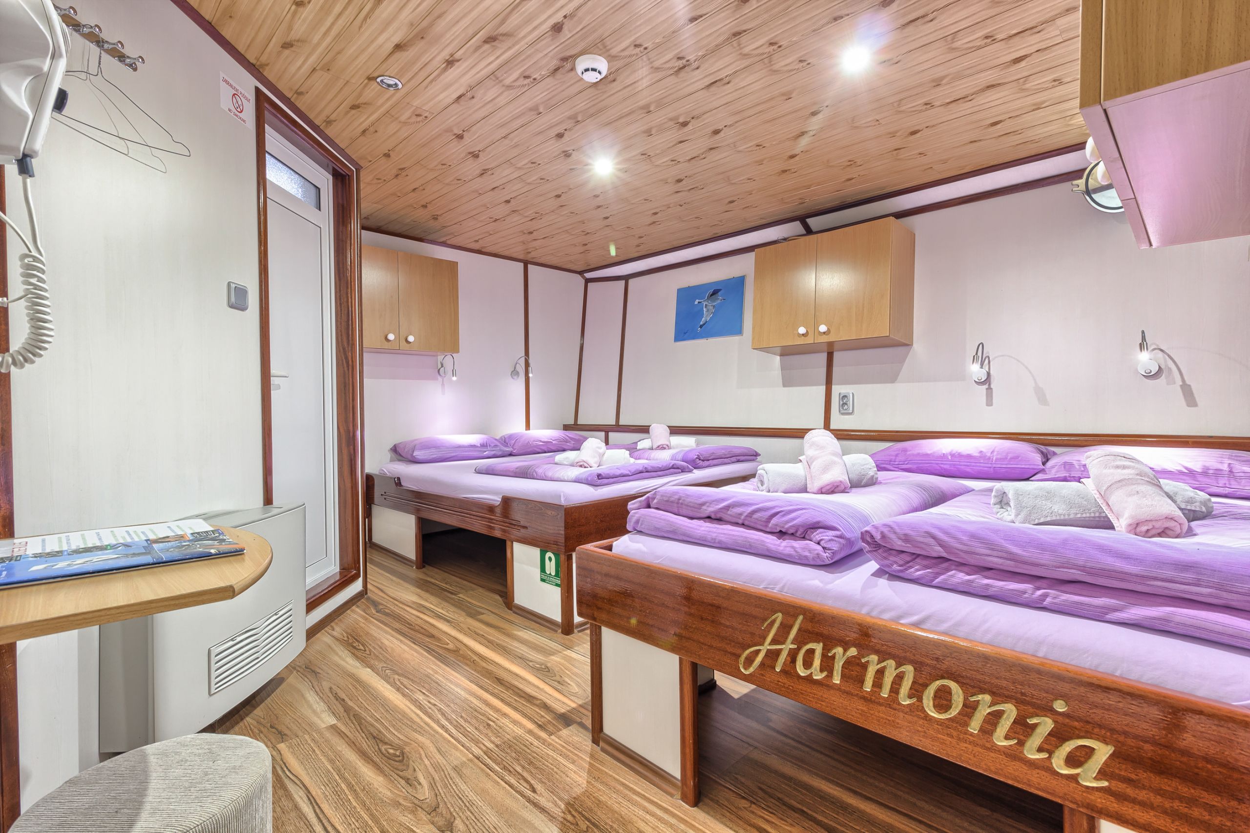 Cabina spaziosa con due letti singoli su barca da crociera "Harmonia"