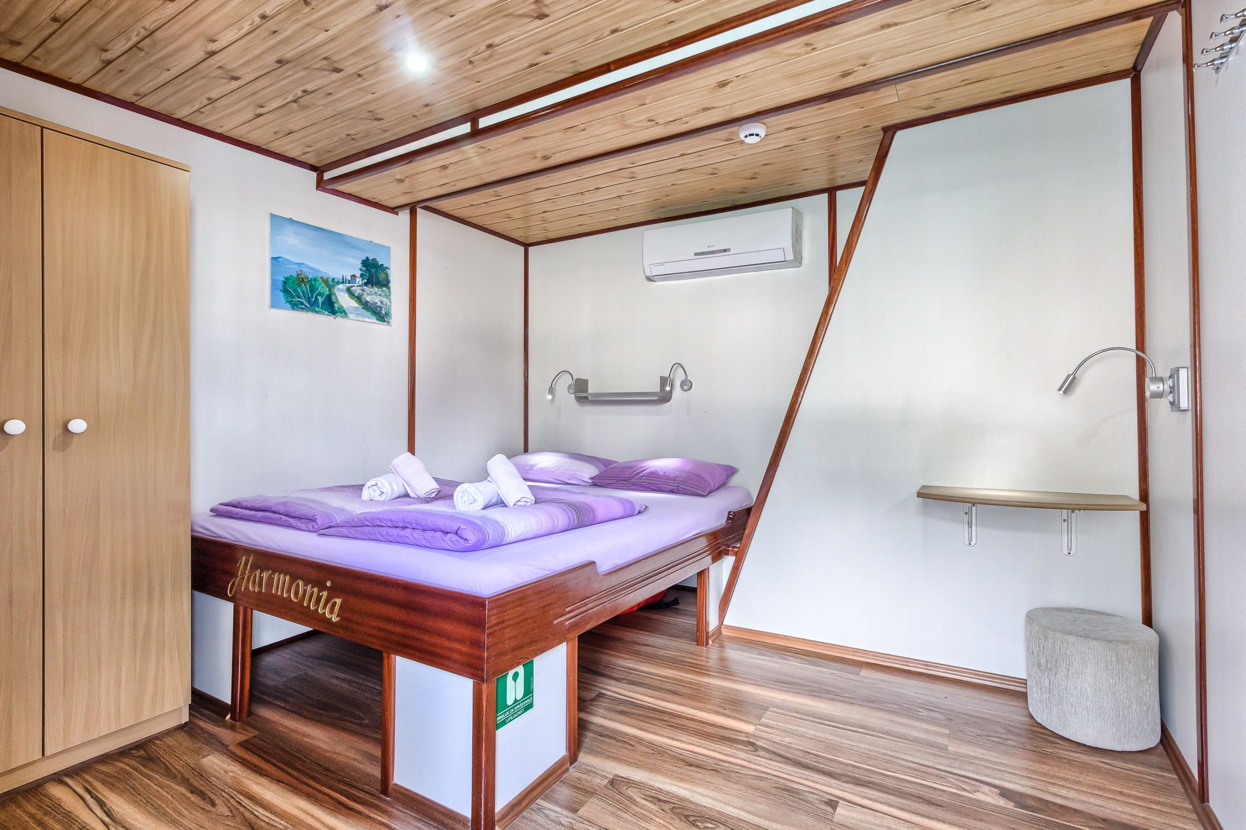Cabina letto matrimoniale luminosa e moderna, interno barca da crociera.