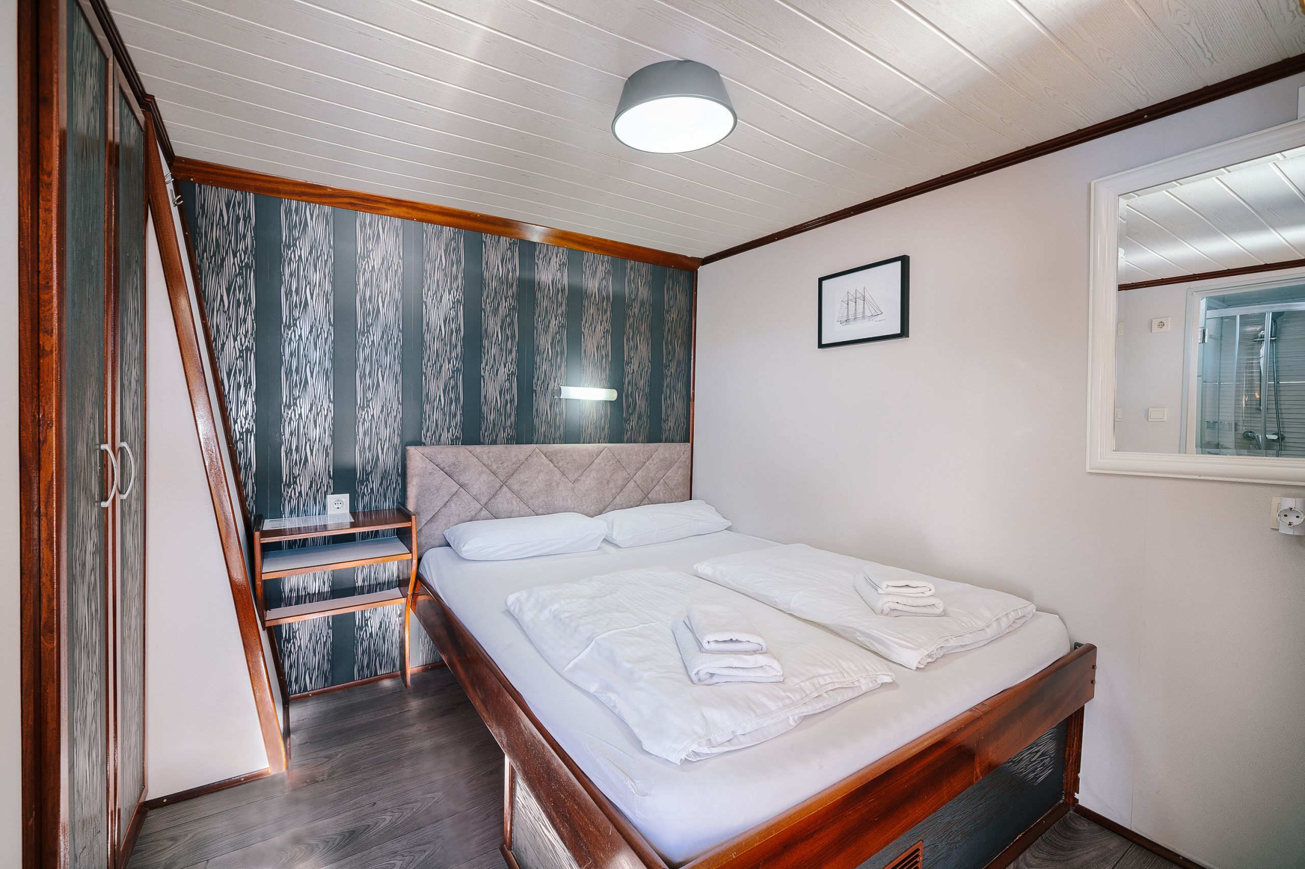 Camera con letto matrimoniale barca Magellan
