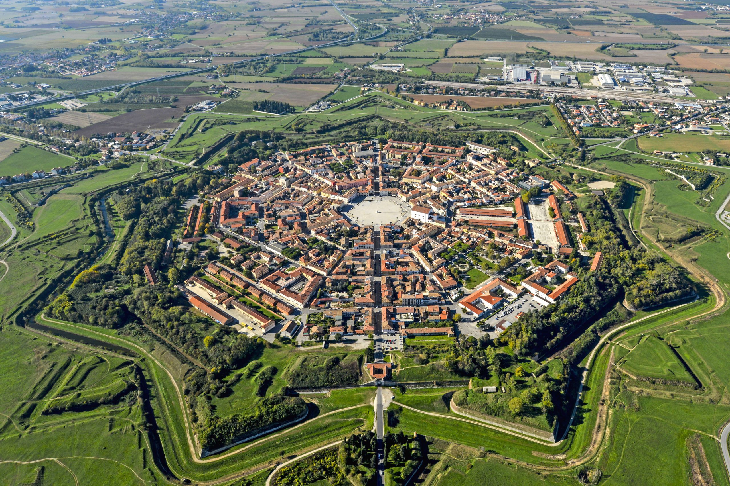 Veduta aerea della città fortificata di Palmanova, con pianta a stella, Friuli Venezia Giulia.