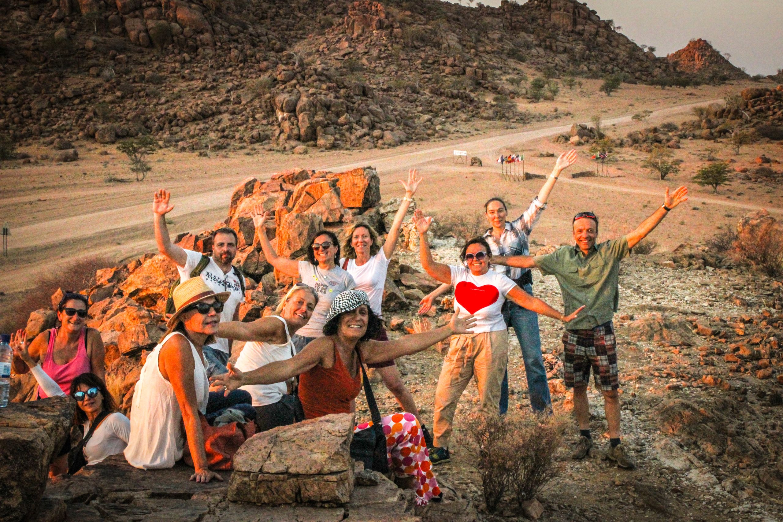 Gruppo di viaggiatori che posa tra le rocce del Canyon di Sesriem, Namibia, tour di gruppo organizzati "Girolibero"
