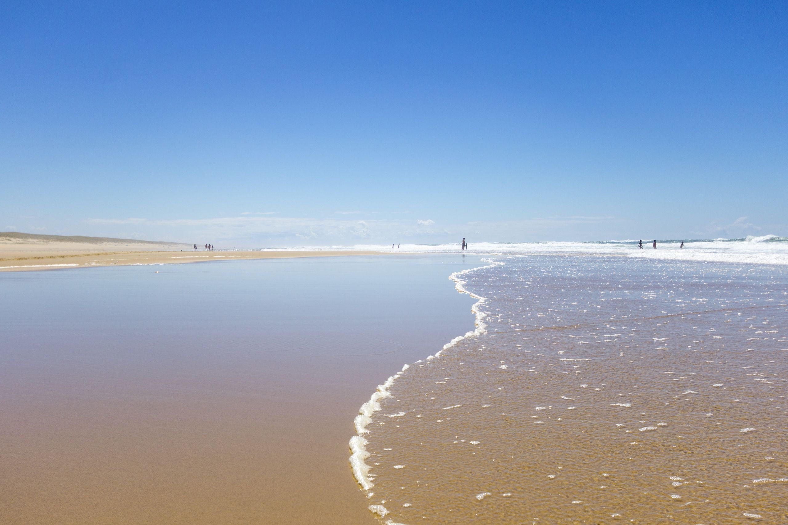 Veduta aerea della spiaggia con onde che lambiscono la costa, Baia di Arcachon.