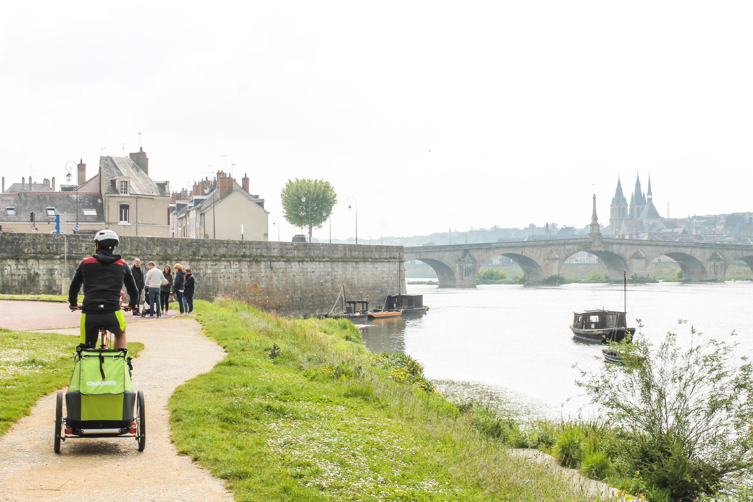 Famiglia in viaggio in bici lungo il fiume Loira nei pressi del castello di Amboise, vacanze in bici per famiglie