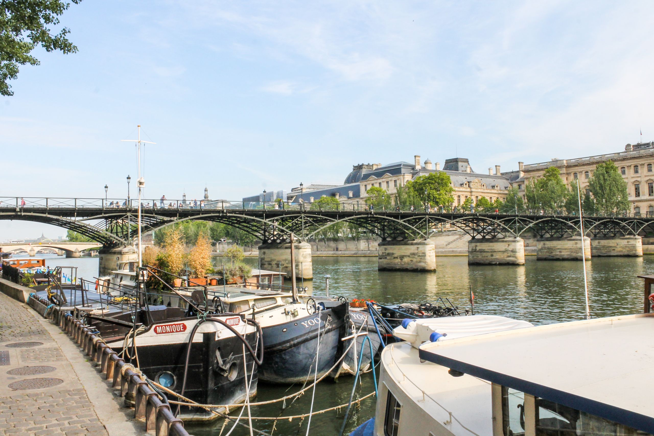 Kleiner Hafen entlang der Loire mit festgemachten Booten.
