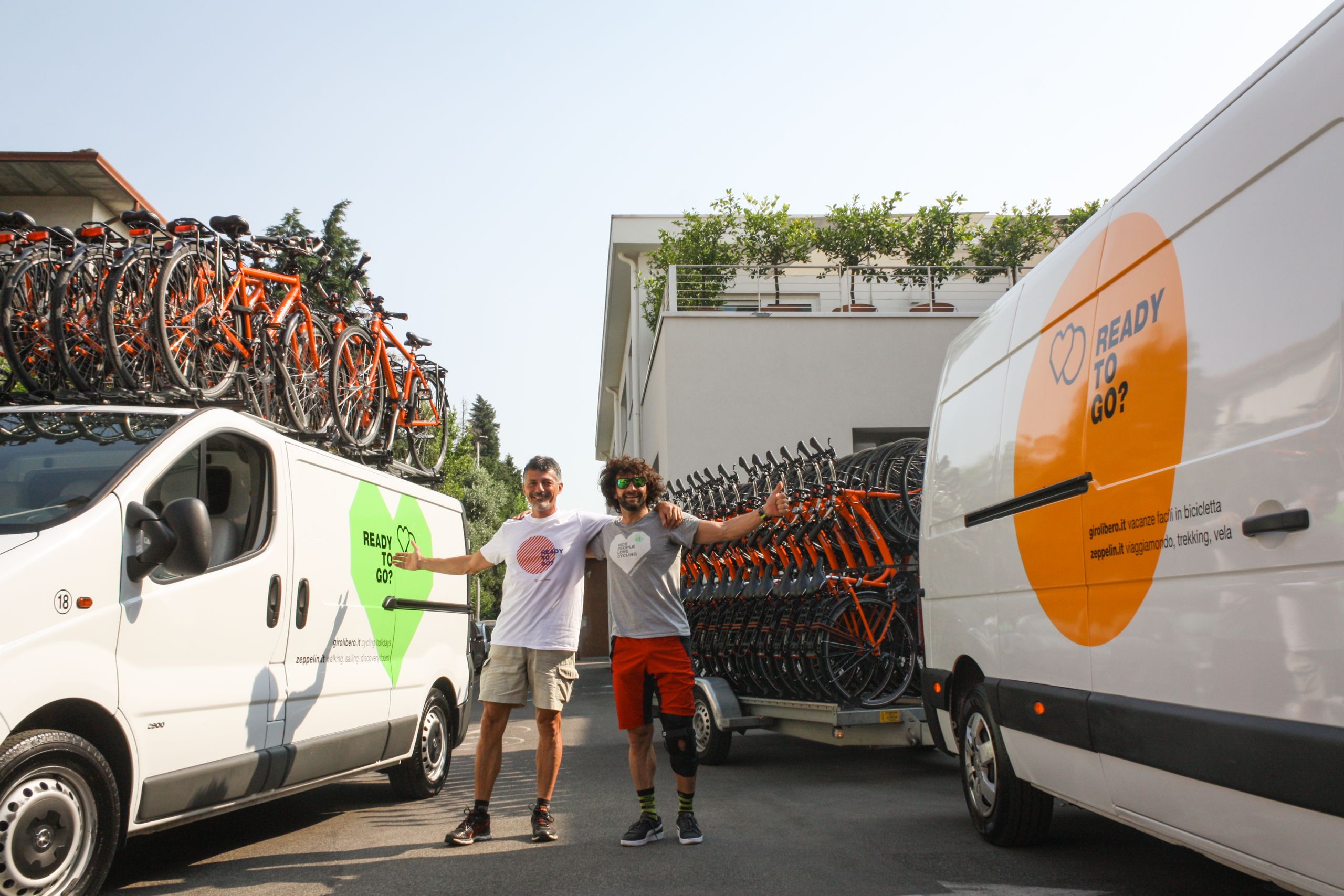 Beladen von Fahrrädern auf einen weißen Girolibero-Transporter