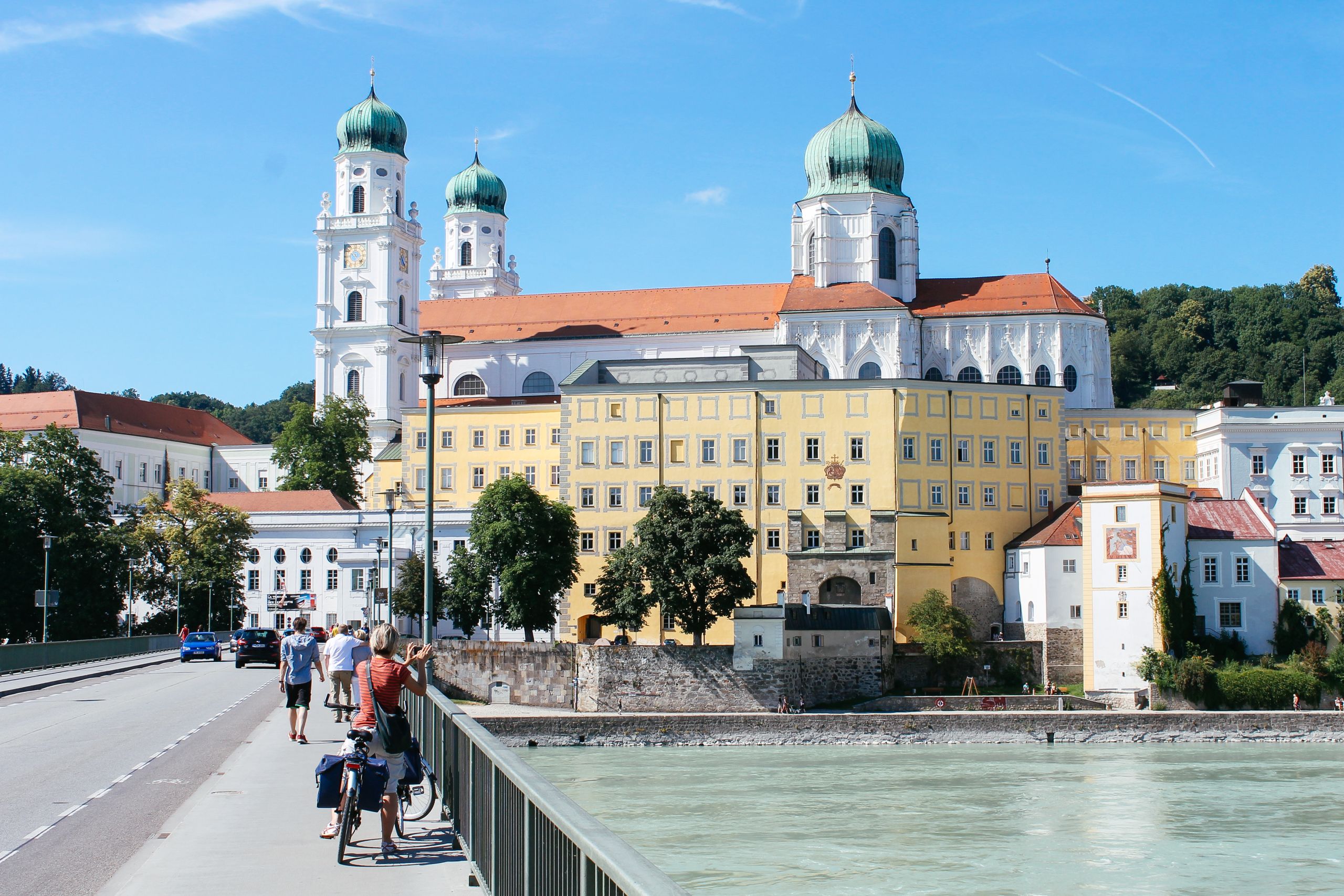 Cicloturista ferma per fotografare Passau, cattedrale barocca di Santo Stefano, fiume Danubio, Austria