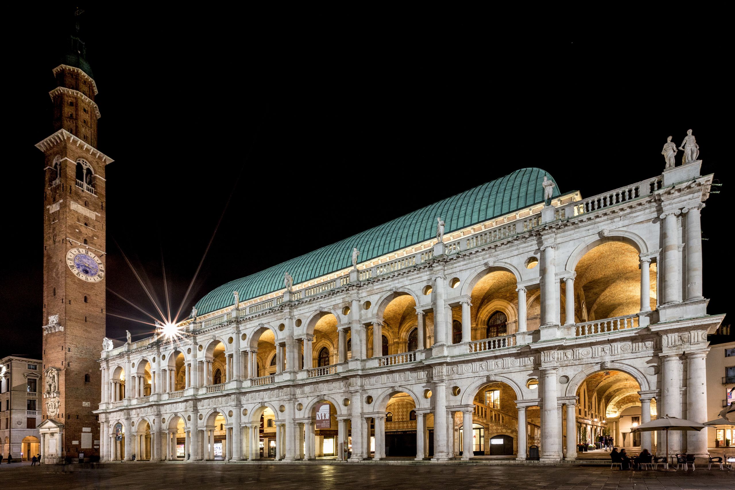 Basilica Palladiana e Torre Bissara illuminate di notte, Piazza dei Signori, Vicenza.