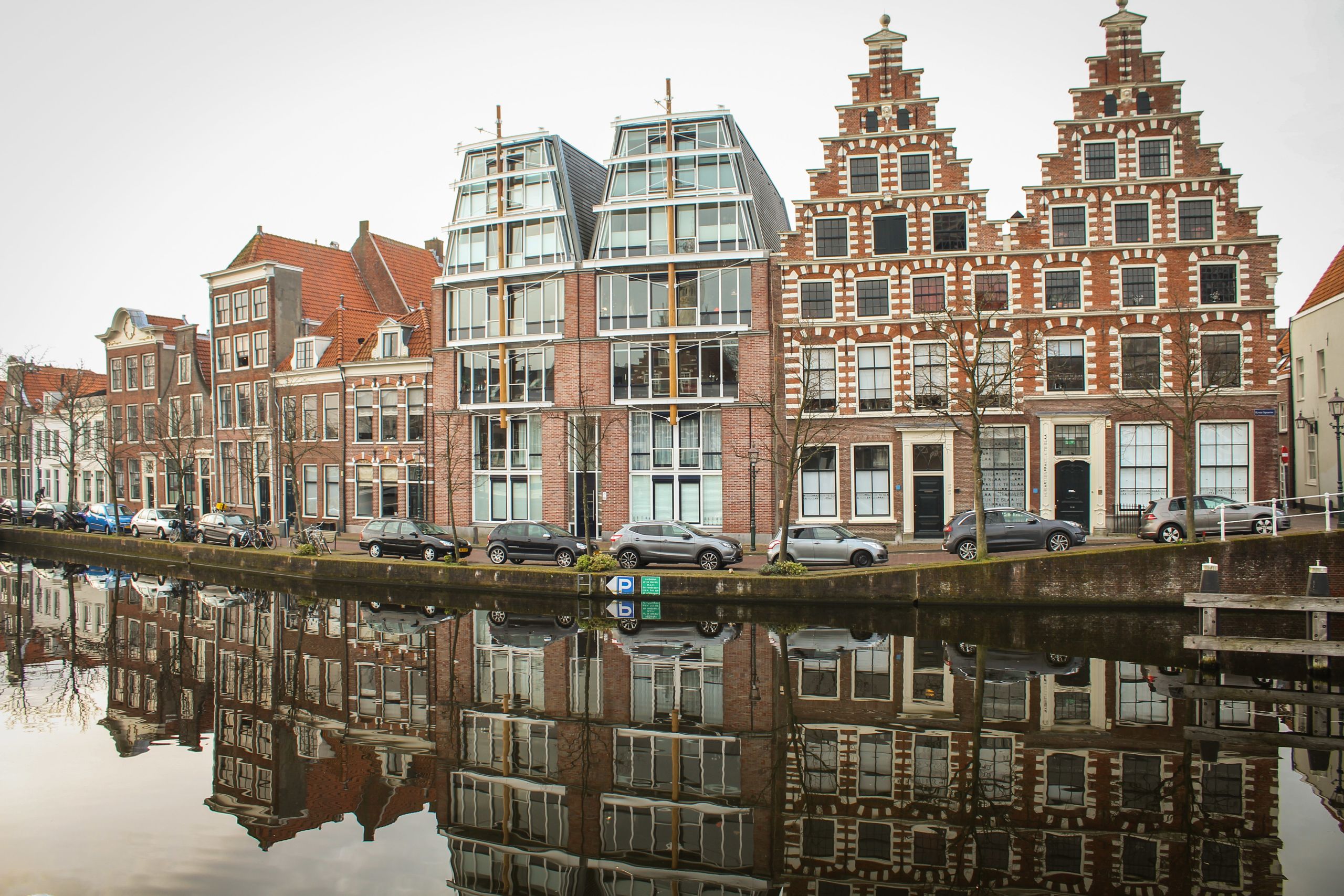 Storiche case lungo un canale ad Amsterdam, Paesi Bassi.