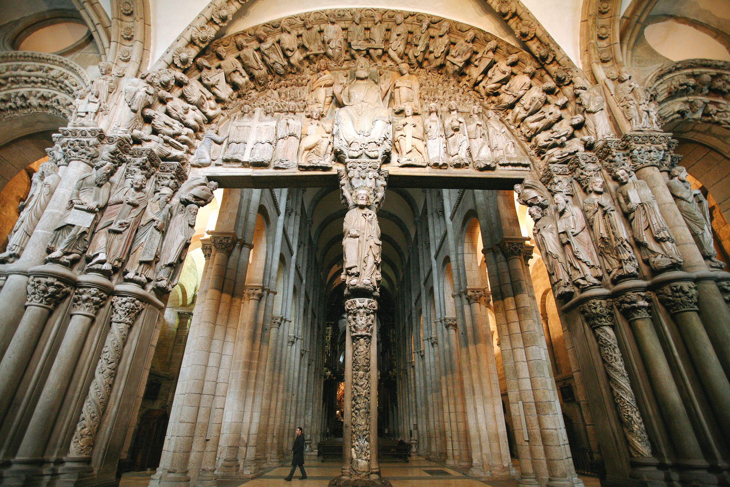 Portale riccamente decorato all'interno della cattedrale medioevale